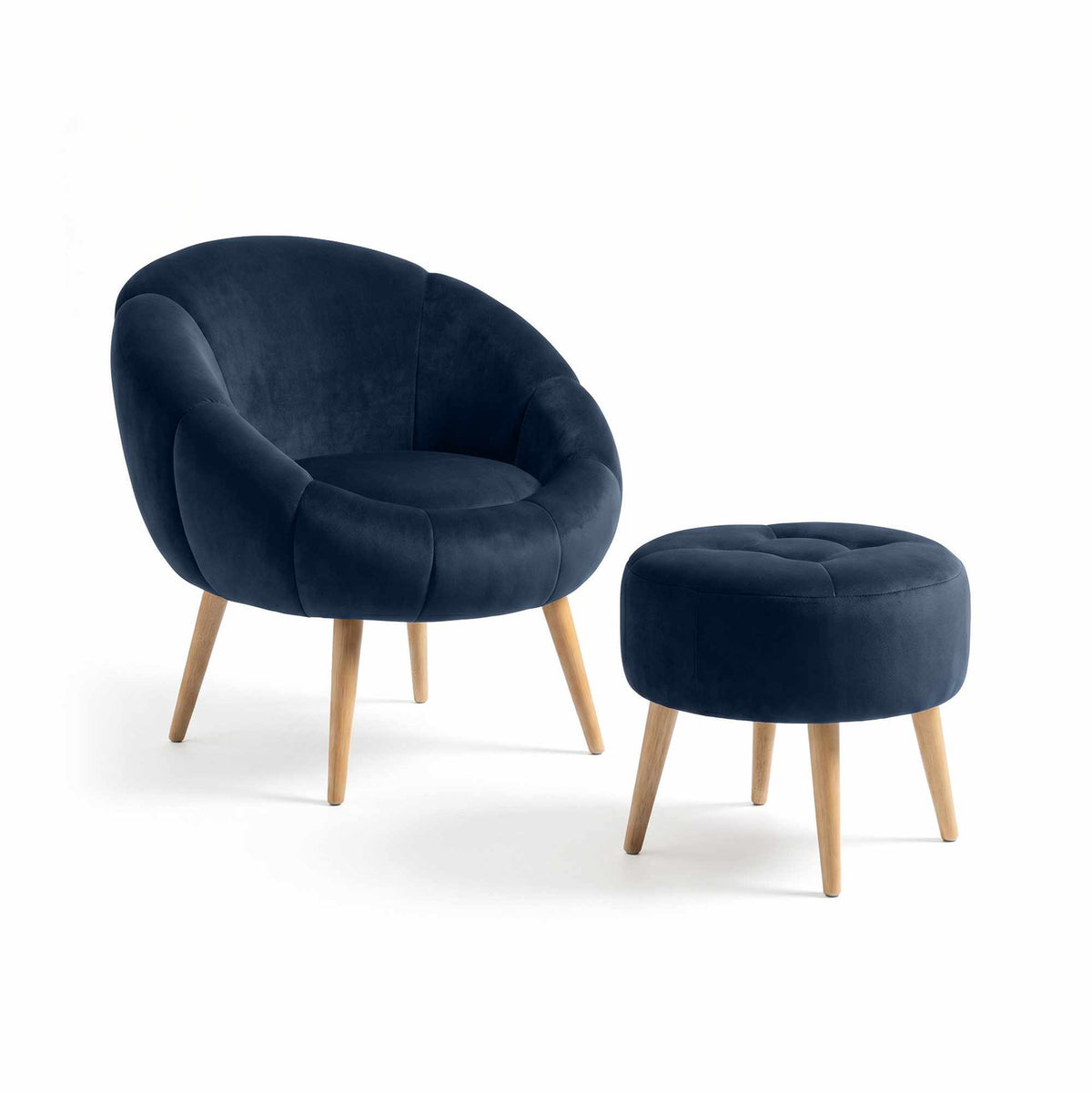 Anthrazitfarbener Ohrensessel mit hoher Rückenlehne und passendem runden Pouf, Bezug aus Wellsoft-Stoff, Beine aus Eschenholz.