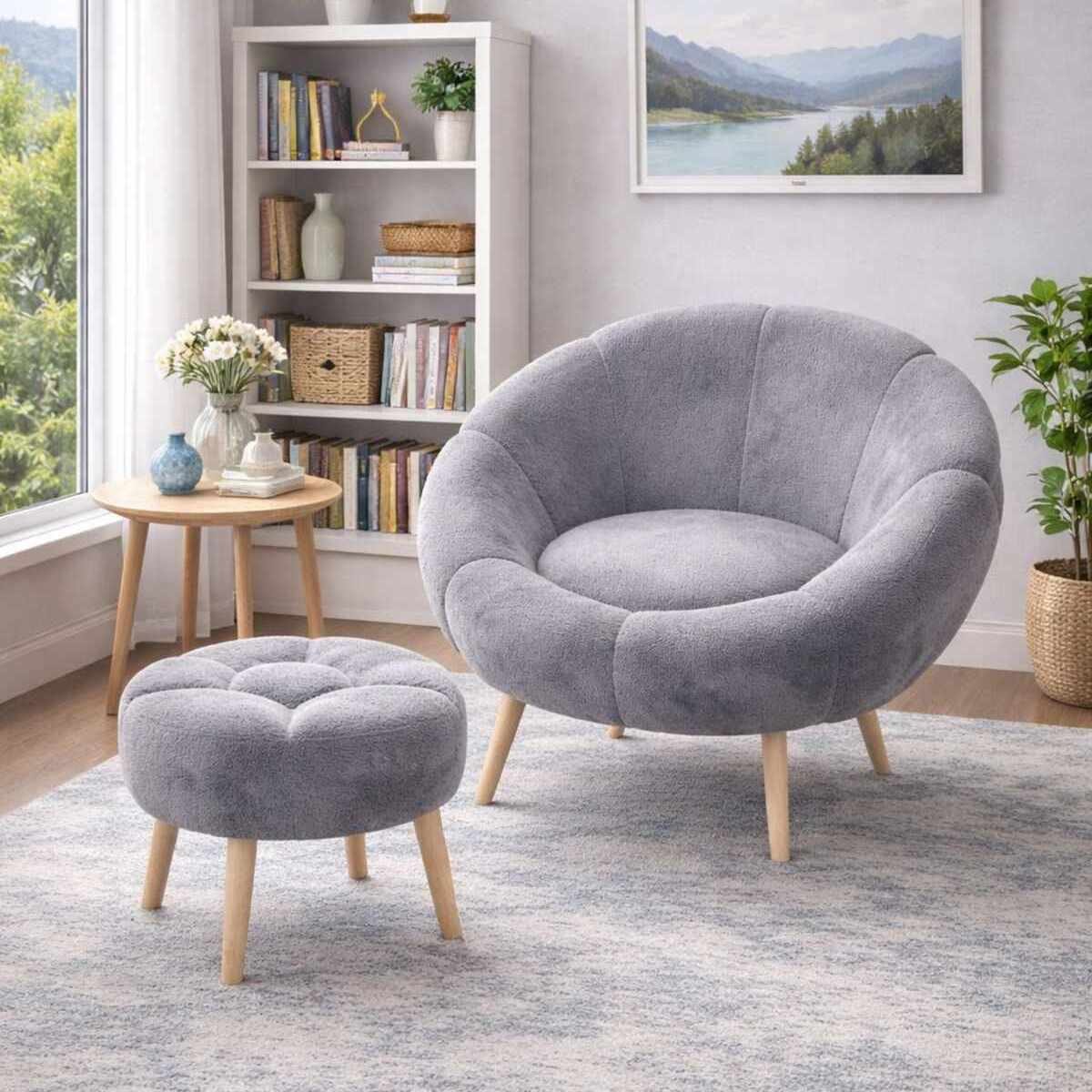 Grauer Ohrensessel mit passendem Pouf aus 100% Wellsoft-Stoff, Beine aus Esche, Schaumstoffpolsterung, Ansicht der zweiteiligen Sitzgruppe.