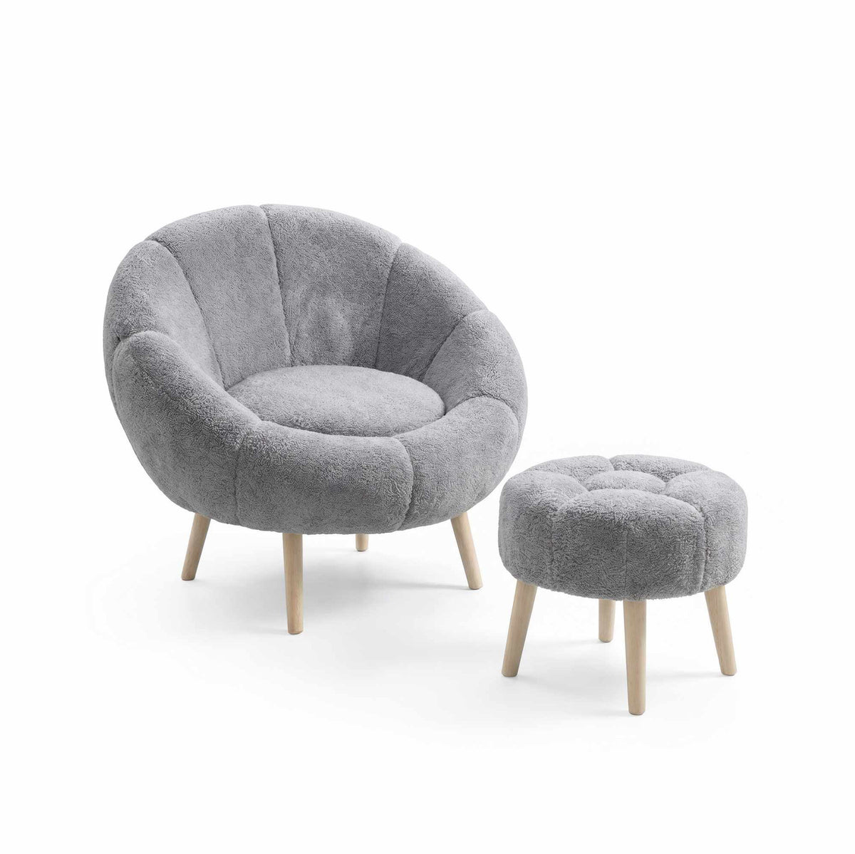 Grauer Ohrensessel mit passendem Pouf aus 100% Wellsoft-Stoff, Beine aus Esche, Schaumstoffpolsterung, Ansicht der zweiteiligen Sitzgruppe.