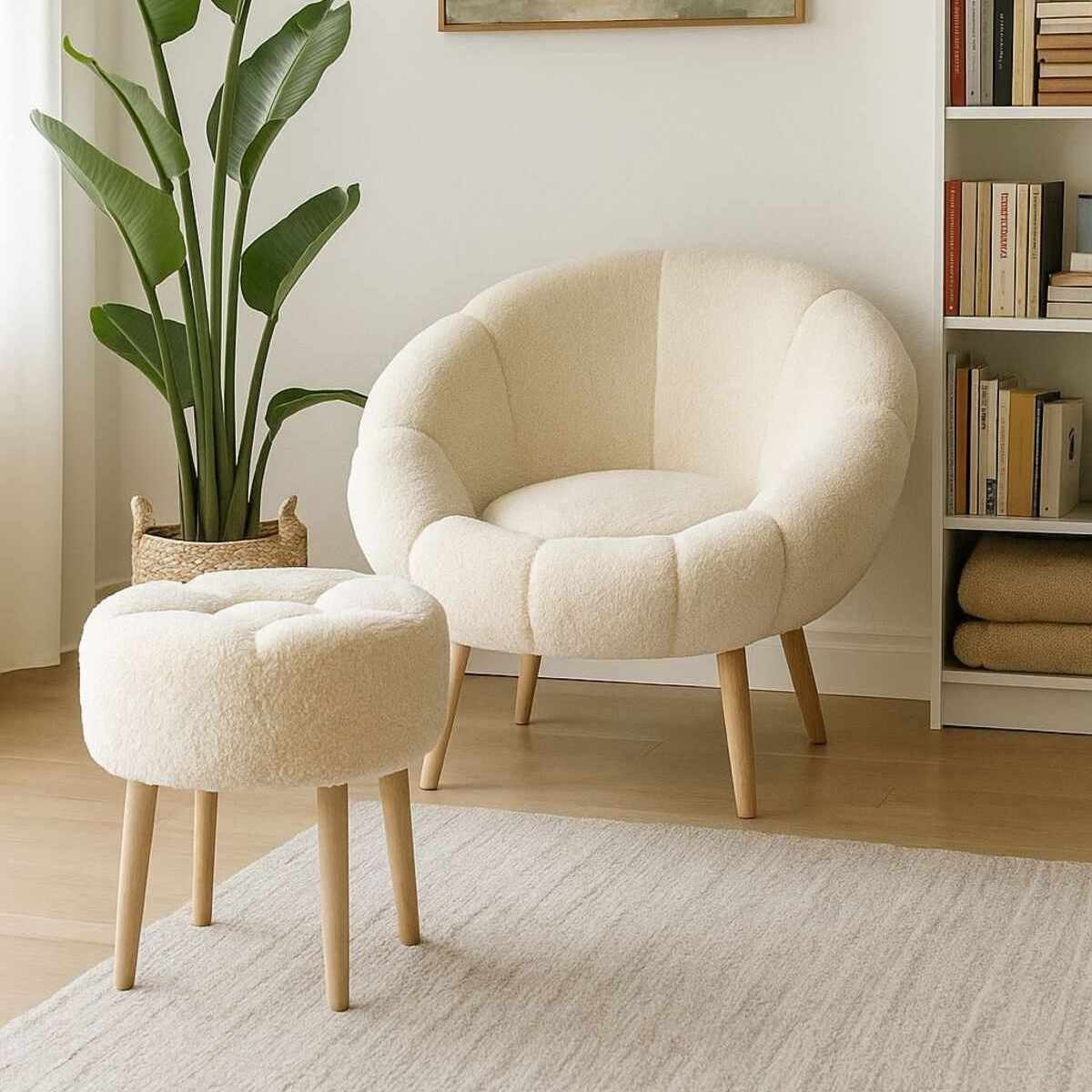 Cremefarbener Ohrensessel mit Flügeldesign und passendem runden Pouf, Bezug aus Wellsoft-Stoff, Beine aus Eschenholz.