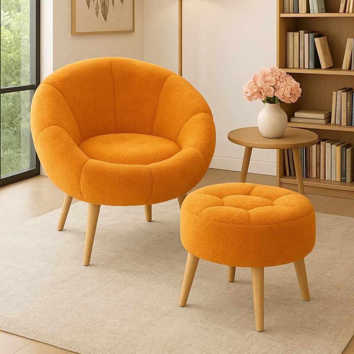 Orangefarbenes Ohrensessel-Set mit hoher Rückenlehne, geschwungenen Armlehnen und rundem Pouf, Bezug aus Wellsoft-Stoff, Beine aus Eschenholz.