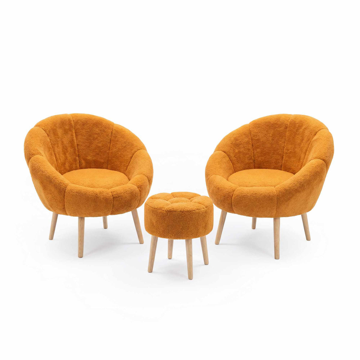 Zwei orangefarbene Ohrensessel mit Wellsoft-Stoffbezug und Eschenholzbeinen sowie ein passender runder Pouf von Hanah Home im Wohnraum.