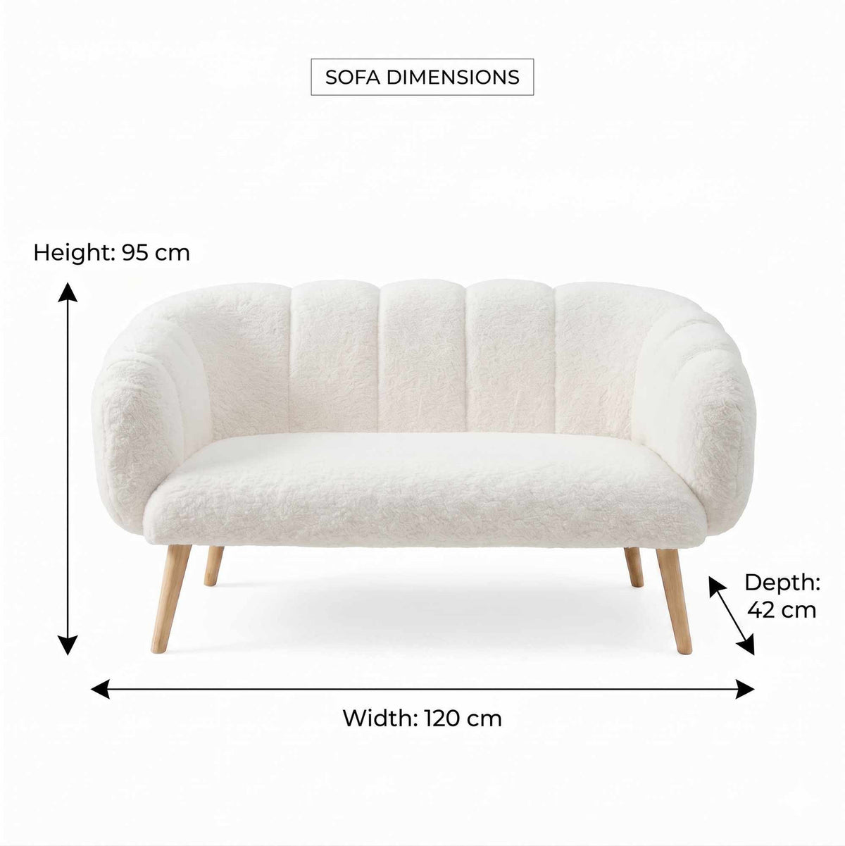Weisses 2-Sitzer Sofa Lotus von Hanah Home mit Armlehnen, Wellsoft-Stoffbezug und hellen Beinen aus Esche, Studioaufnahme.
