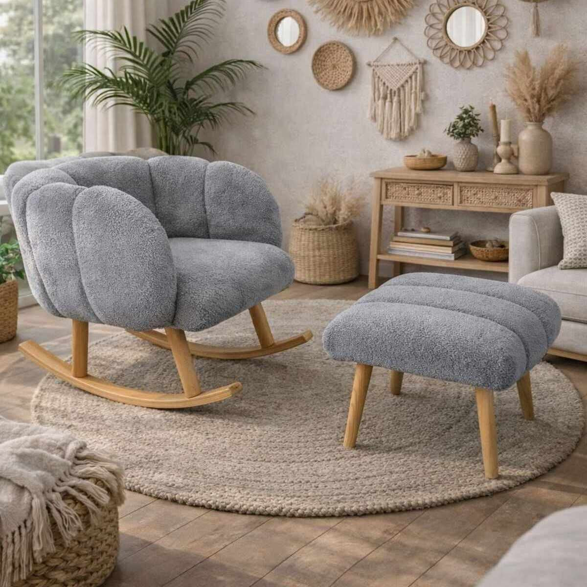 Grauer Ohrensessel mit passendem Hocker, Bezug aus Wellsoft-Stoff, Beine aus Eschenholz, kompaktes zweiteiliges Sitzmöbel-Set.