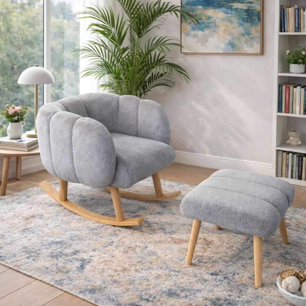 Grauer Ohrensessel mit passendem Hocker, Bezug aus Wellsoft-Stoff, Beine aus Eschenholz, kompaktes zweiteiliges Sitzmöbel-Set.
