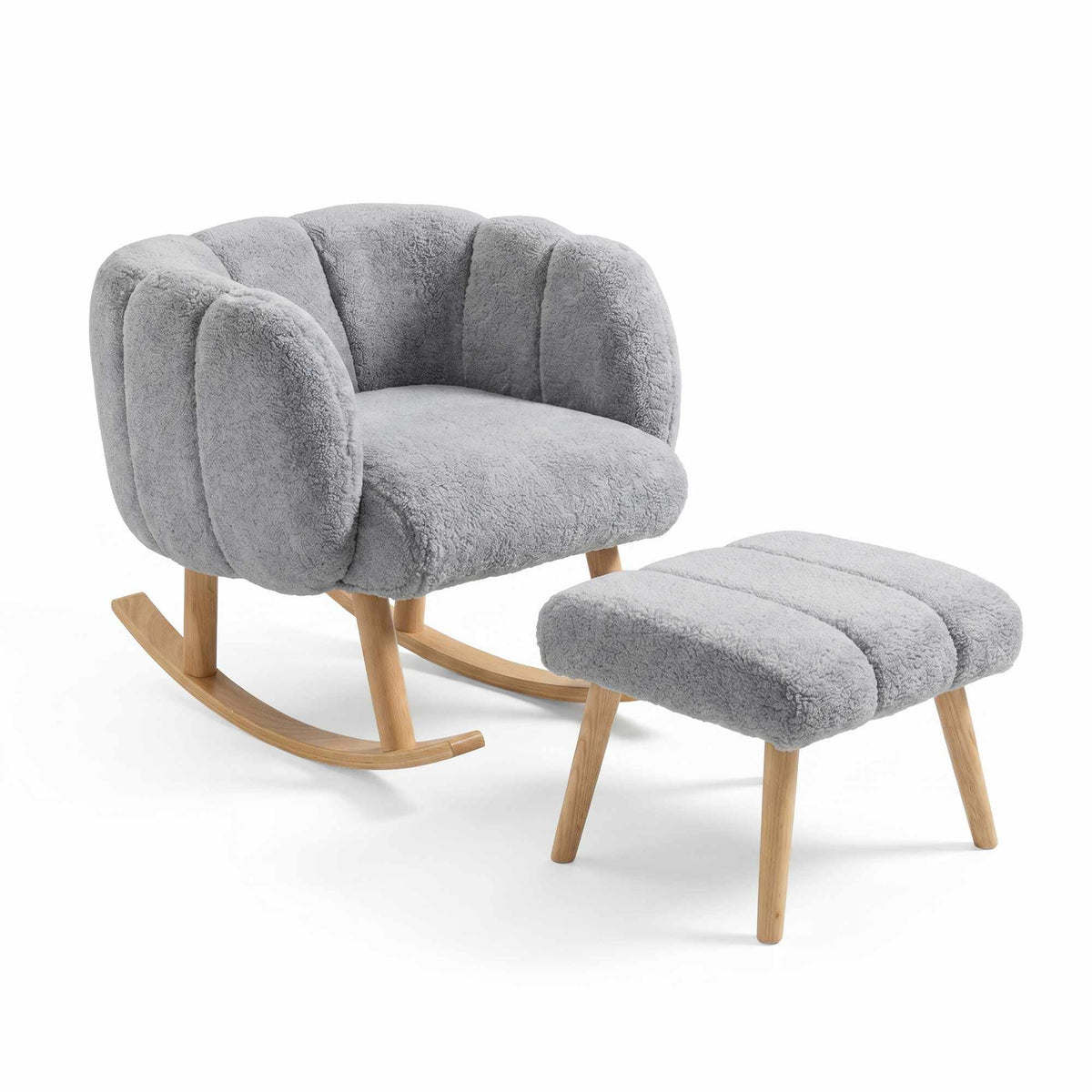 Grauer Ohrensessel mit passendem Hocker, Bezug aus Wellsoft-Stoff, Beine aus Eschenholz, kompaktes zweiteiliges Sitzmöbel-Set.