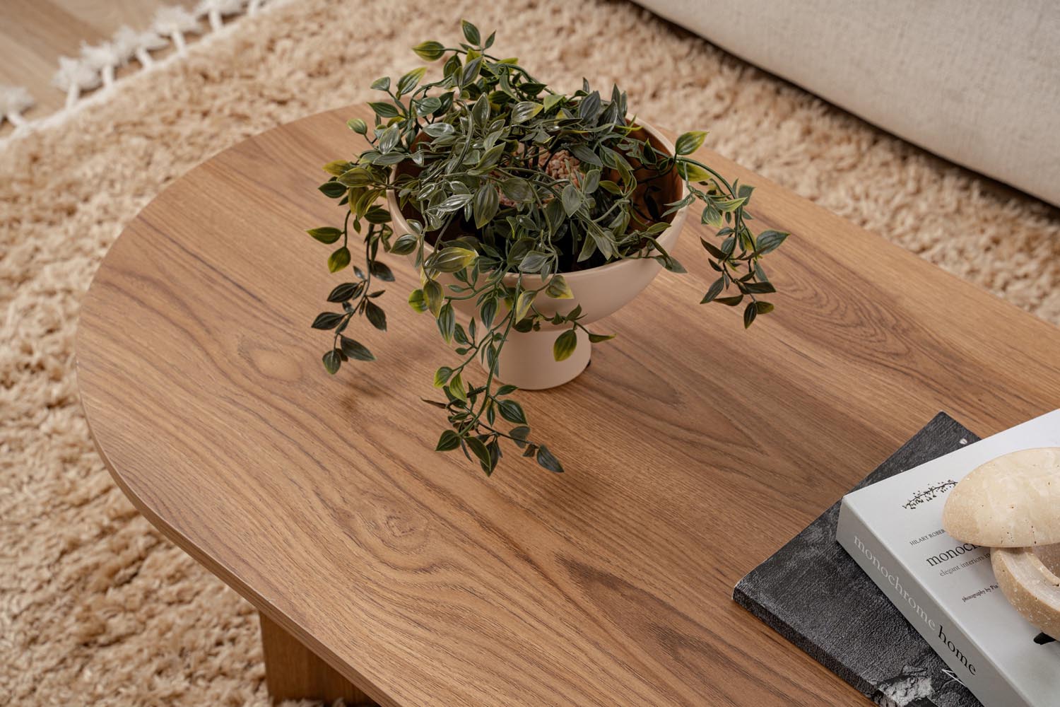 Eleganter ovaler Beistelltisch von Nordure in Laute Farbe. Perfekt für Wohnzimmer, vielseitig einsetzbar und langlebig. Ein Must-Have für Ihr Zuhause!