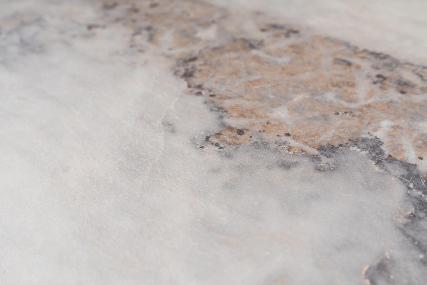 Erleben Sie den Prizma Sofatisch in Freesia-Marmor von Nordure – ein stilvolles Möbelstück, das Eleganz und praktische Nutzung in Ihr Zuhause integriert.