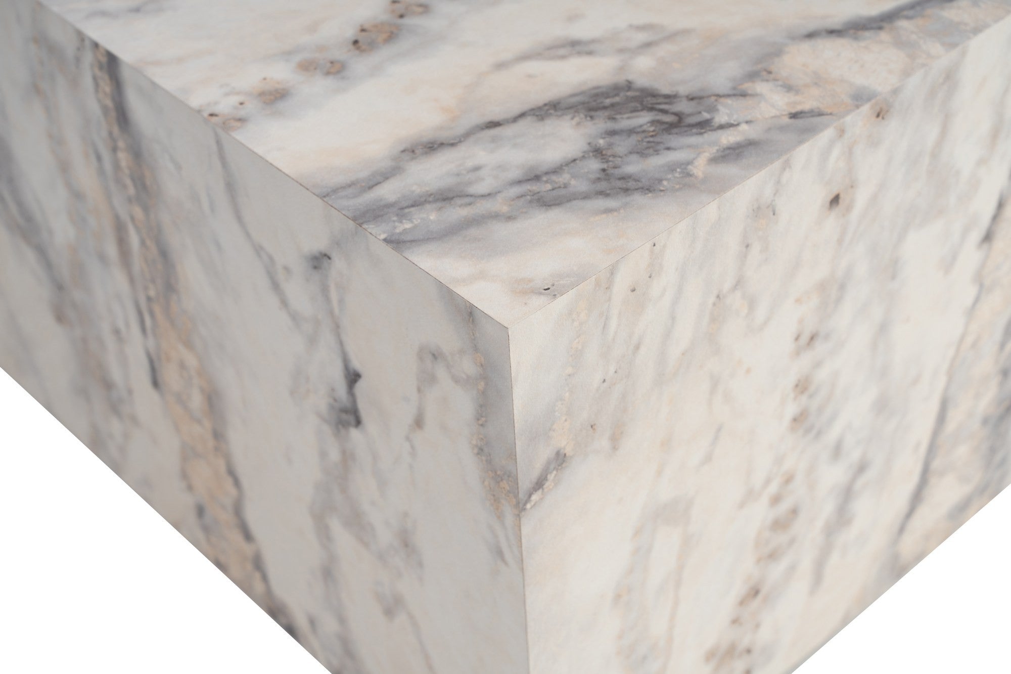 Entdecken Sie den Prizma Sofatisch in Freesia-Marmor von Nordure – ein elegantes Design, das Funktionalität und Stil harmonisch vereint.