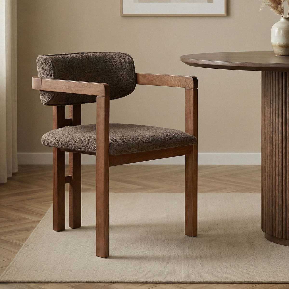 Braun-nussbaumfarbener Stuhl mit Buchenholzgestell, gepolstertem Sitz und Rücken aus Chenille-Stoff, Holzbeine, moderne Form.