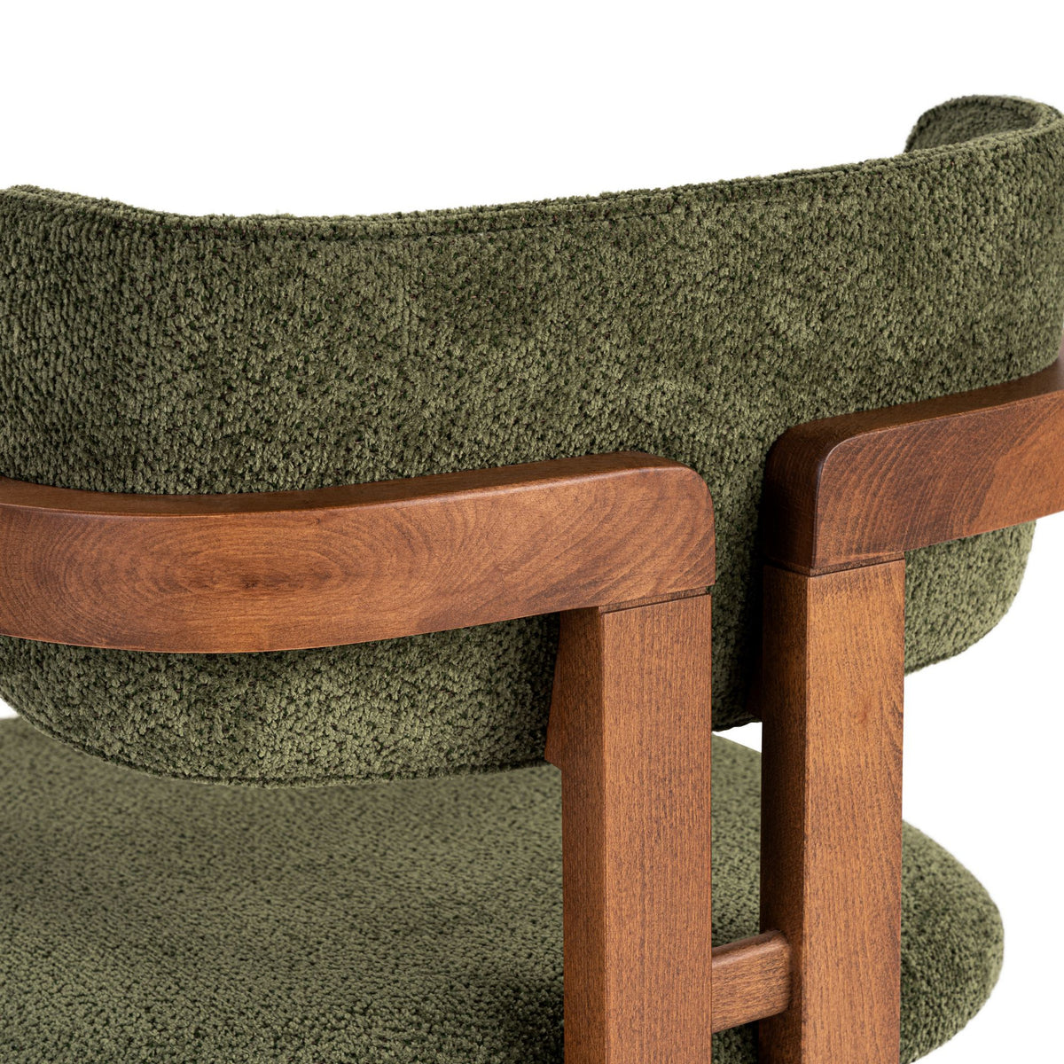Foto des Toscana Stuhls von Nordure in Grün mit Chenille-Stoff, Buchenholzgestell und walnussfarbenen Holzbeinen, Sitzhöhe 44 cm.