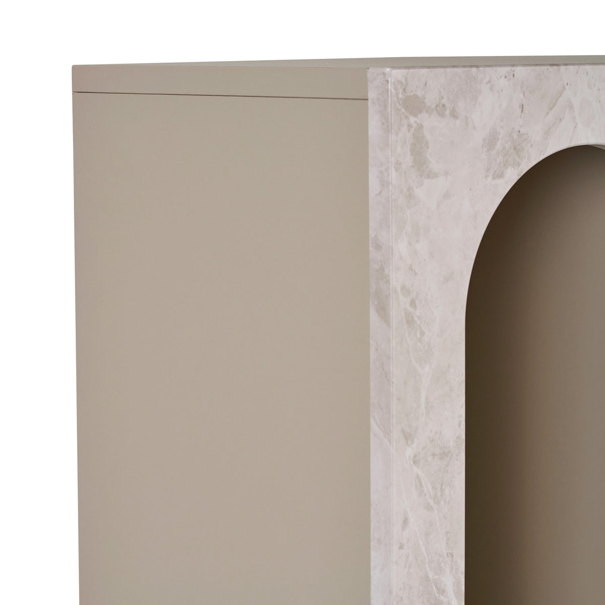 Aria Bücherregal von Nordure in Travertin-Marmor / Sandstein, melaminbeschichtete Spanplatte mit MDF-Türen, schmale Form mit mehreren Fächern.