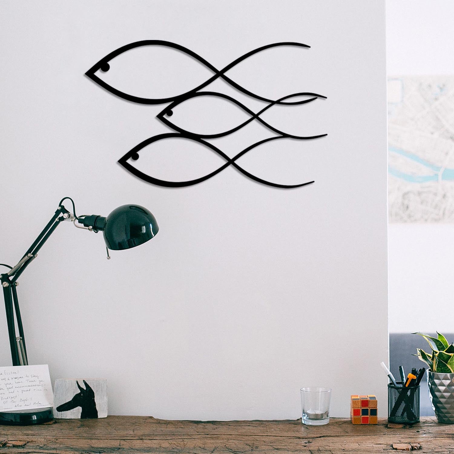 Verleihen Sie Ihrem Raum mit der stilvollen Fish Wanddeko in Schwarz von Wallity einen modernen Akzent. Hochwertiges Metall, elegantes Design.