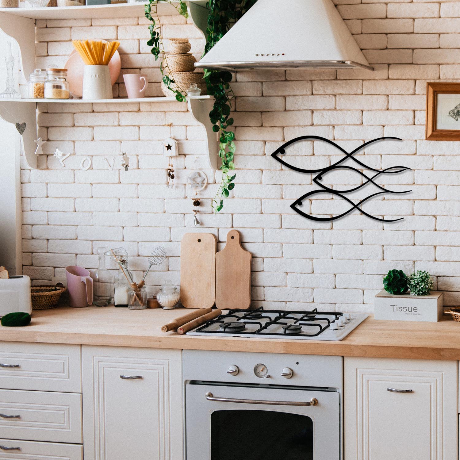 Entdecken Sie die exquisite Fish Wanddeko in Schwarz von Wallity. Elegantes Metall-Design, das jedem Raum Stil und Raffinesse verleiht.