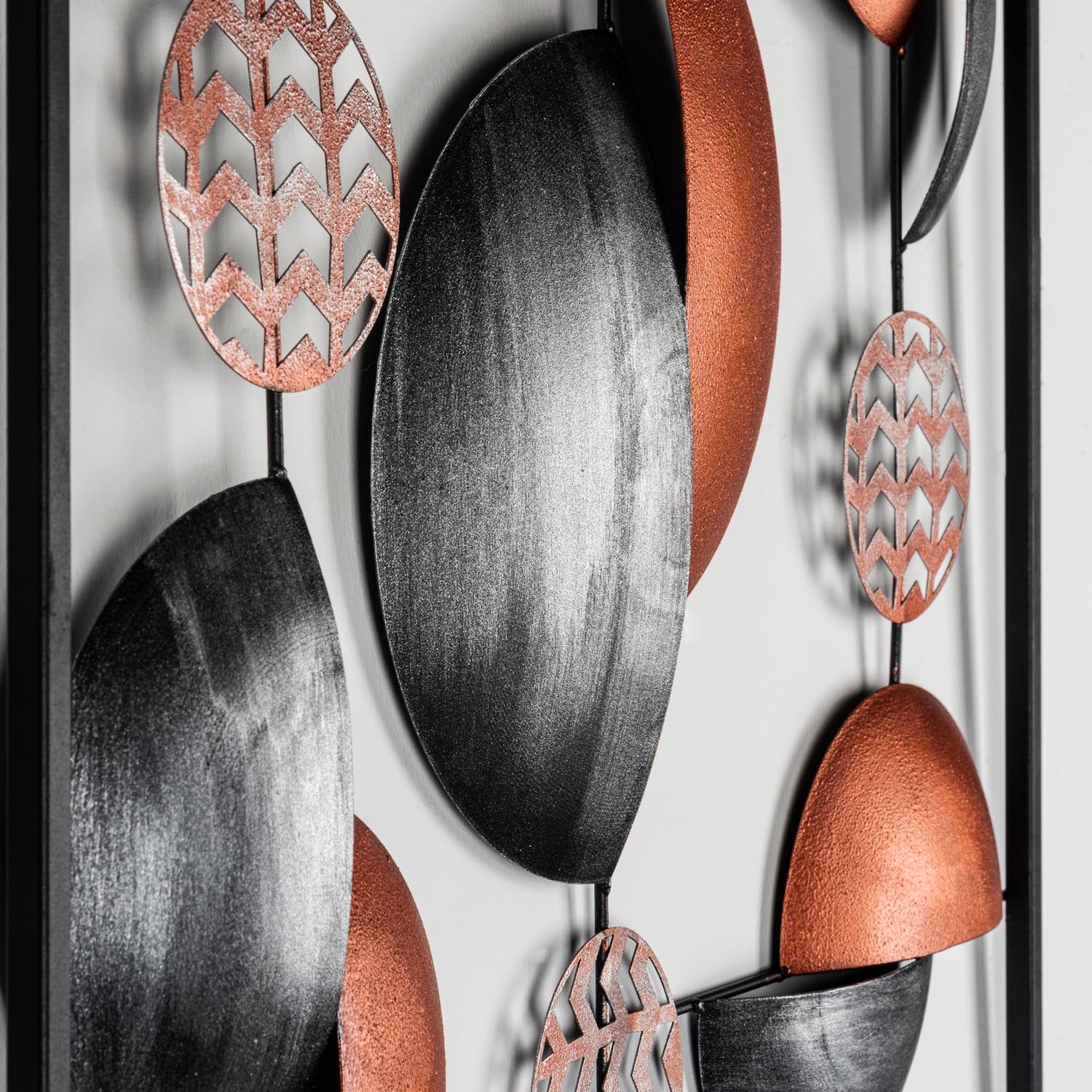 Verleihen Sie Ihrem Zuhause mit der Aurora Wanddeko von Wallity einen Hauch von Eleganz – ein einzigartiges, mehrfarbiges Metallkunstwerk für jeden Raum!