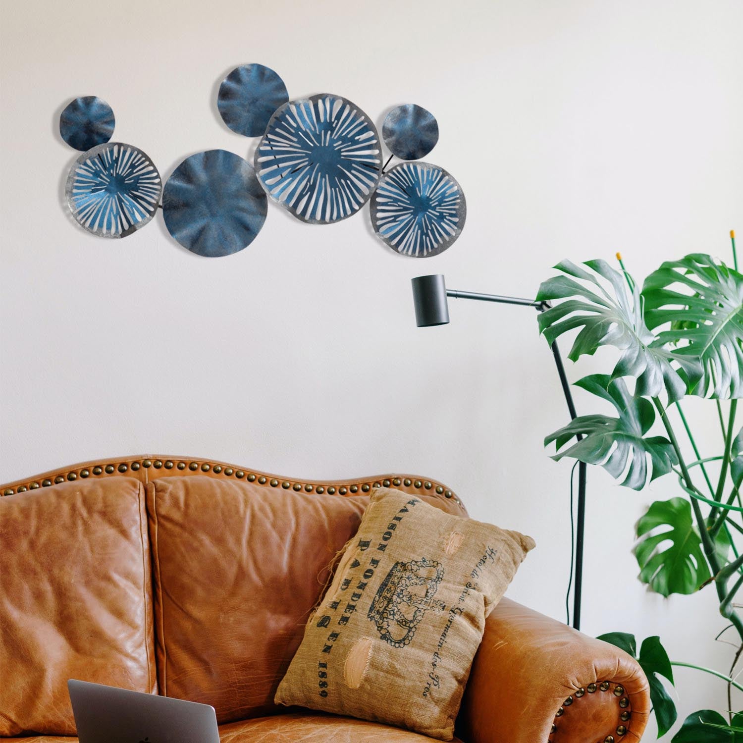 Verleihen Sie Ihrem Zuhause mit der mehrfarbigen Astrid Wanddeko von Wallity einen Hauch von Eleganz. Dieses hochwertige Metall-Accessoire ist ein echter Blickfang!