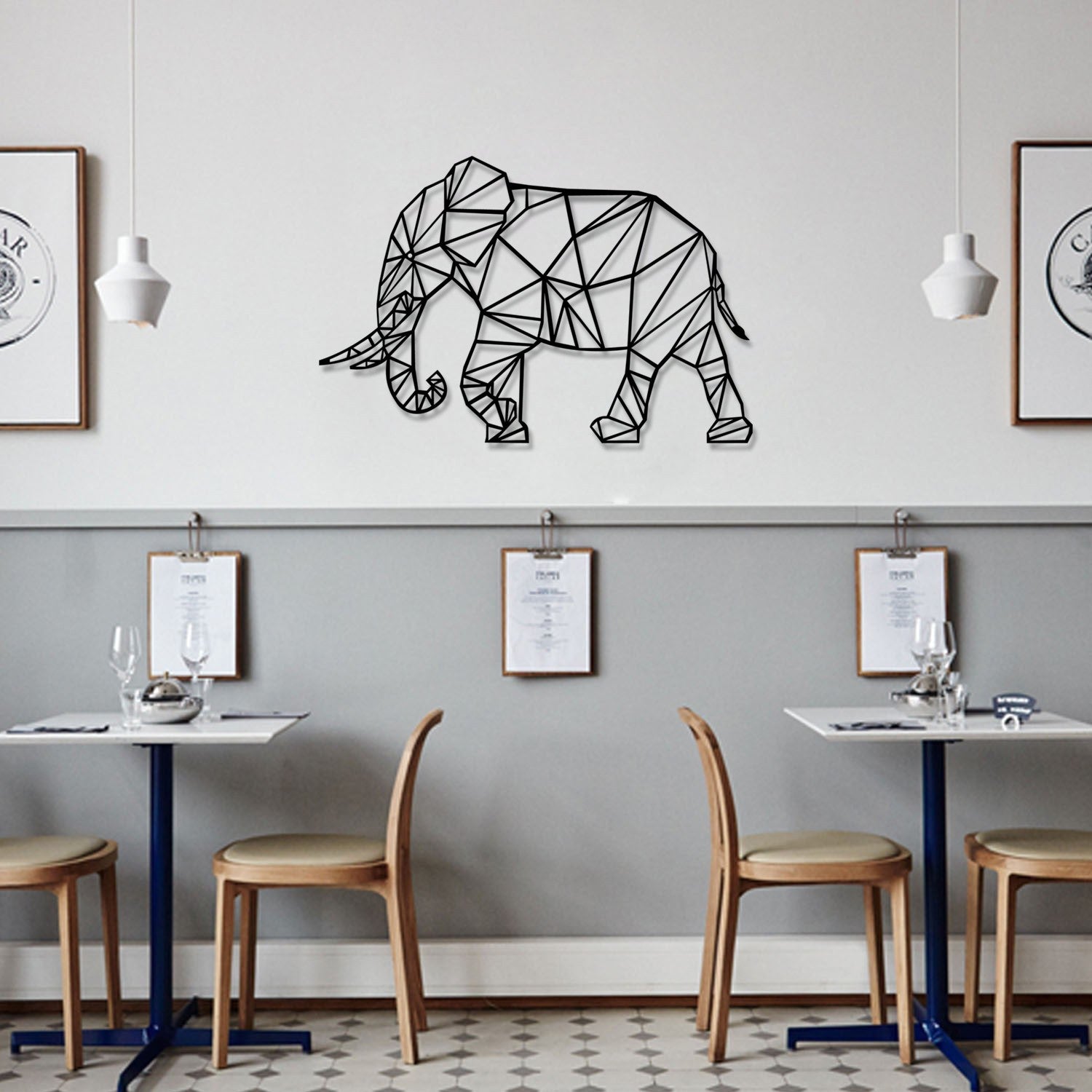 Verleihen Sie Ihrem Zuhause mit der Bacio Wanddeko von Wallity in Schwarz einen Hauch von Eleganz. Dieses exquisite Metallkunstwerk setzt stilvolle Akzente und begeistert.