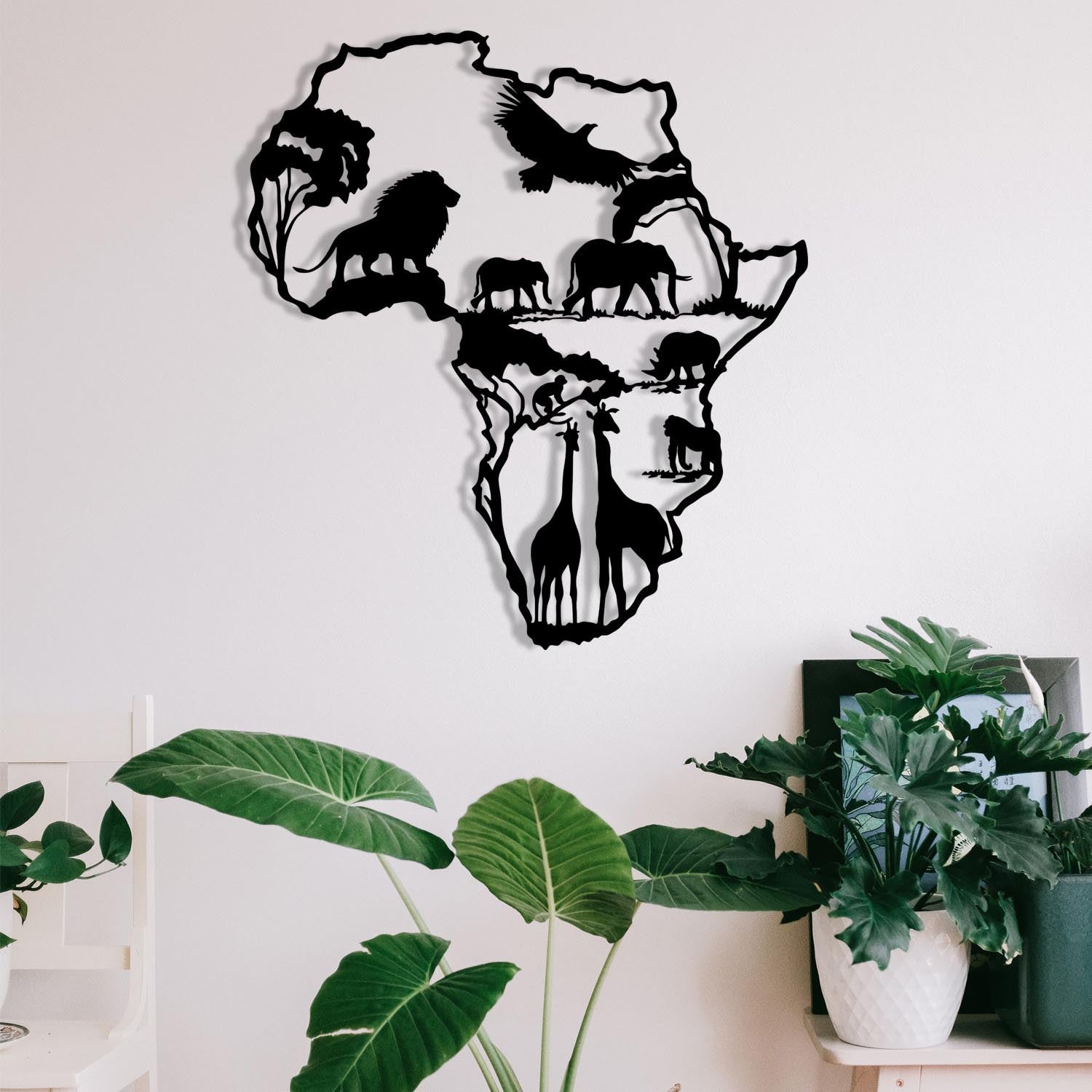 Verleihen Sie Ihrem Zuhause mit der African 2 Wanddeko von Wallity einen Hauch von Eleganz. Dieses schwarze Metall-Accessoire ist ein stilvoller Blickfang für jeden Raum.