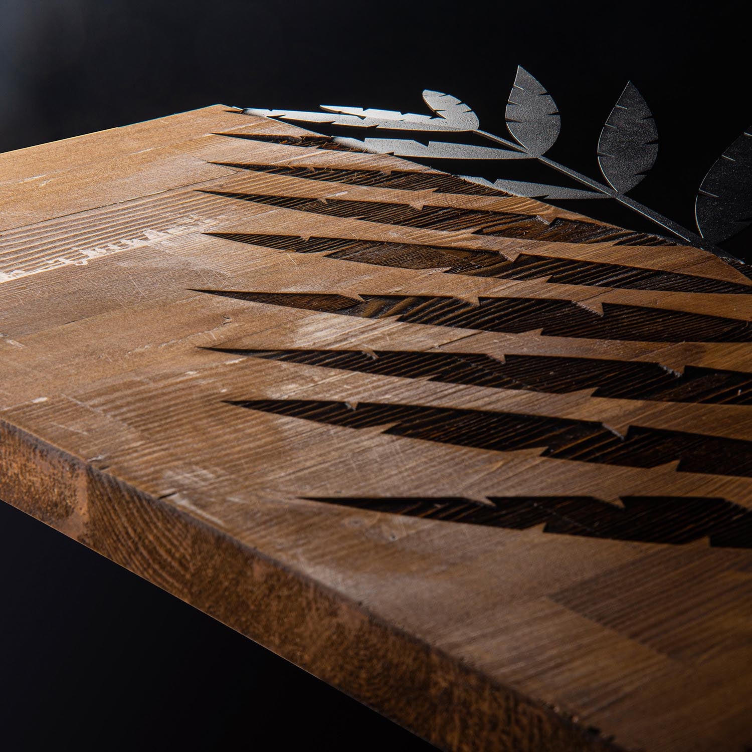 Verleihen Sie Ihrem Raum mit der Leaf3 Metal Decor Wanddeko in Schwarznuss von Wallity einen Hauch von Eleganz und Kreativität!