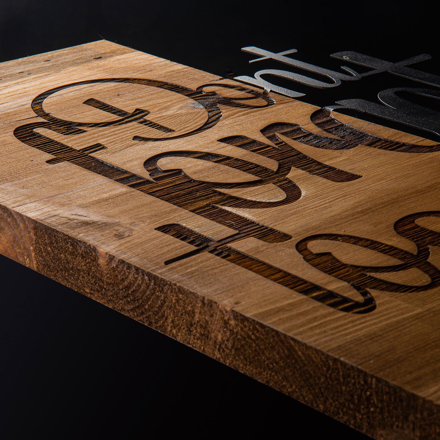 Verleihen Sie Ihrem Raum mit der stilvollen Wanddeko "Dont Forget To Smile" in eleganter Schwarznuss von Wallity einen Hauch von Raffinesse und Wärme.