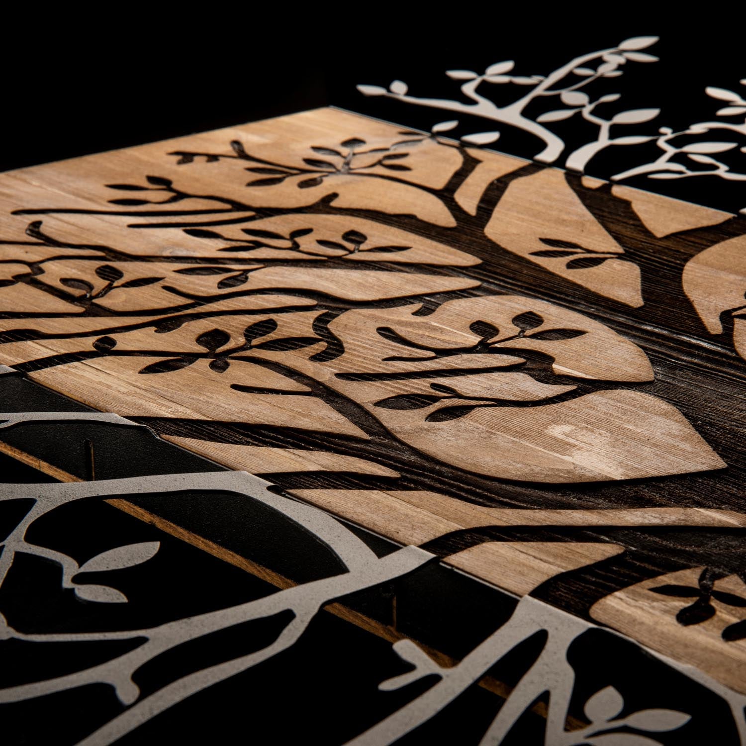 Gestalten Sie Ihre Wände neu mit der Kavak Wanddeko in Schwarznuss von Wallity – ein elegantes Accessoire, das Stil und Emotionen vereint.