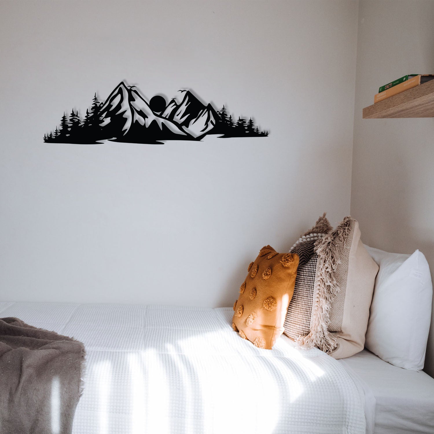 Verleihen Sie Ihrem Zuhause mit der Mountain 2 Wanddeko von Wallity einen Hauch von Eleganz. Handgefertigt aus Holz und Metall, einzigartig und stilvoll.