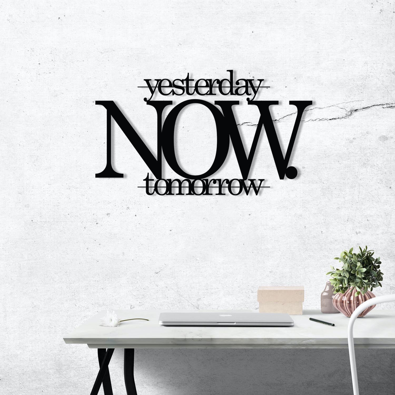 Entdecken Sie die stilvolle Wanddeko "Now" von Wallity in elegantem Schwarz. Verleihen Sie Ihrem Raum mit diesem hochwertigen Metall-Accessoire einen modernen Akzent.