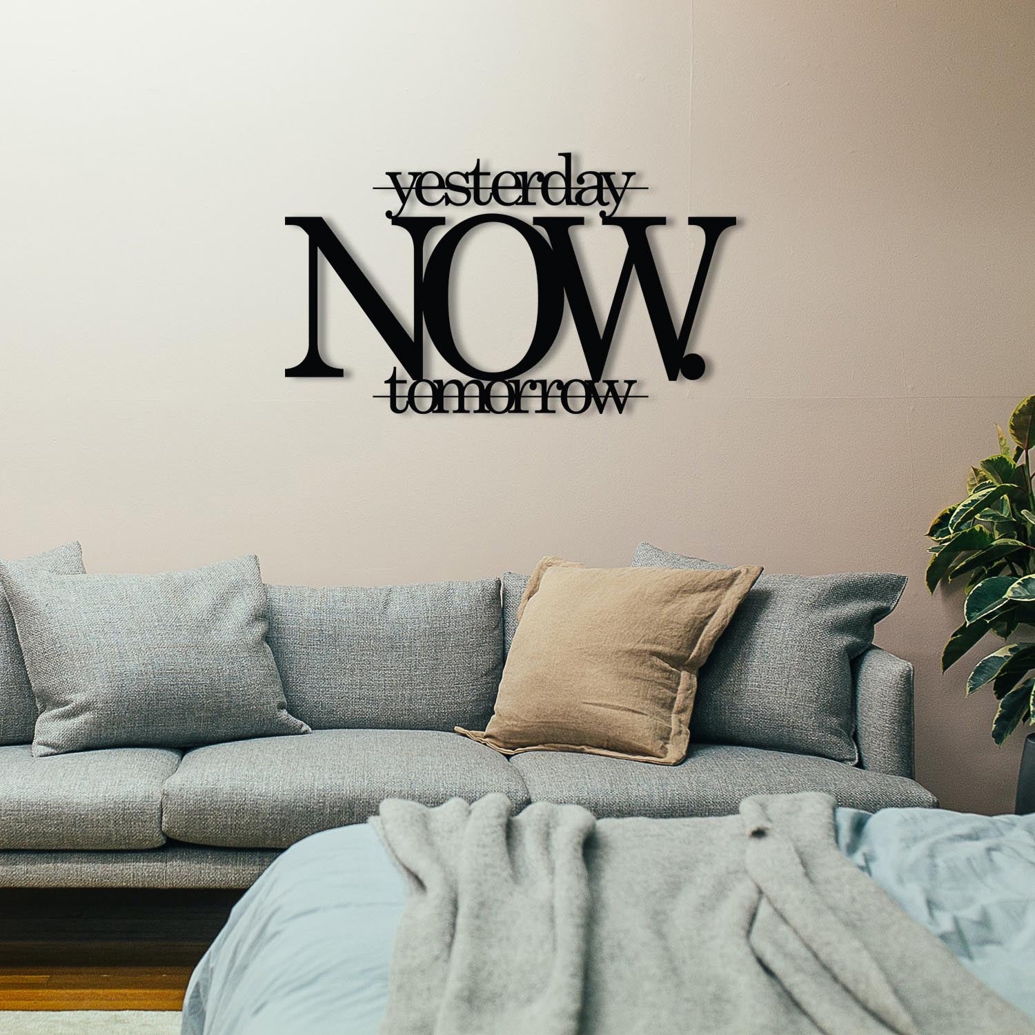 Gestalten Sie Ihre Wände mit der stilvollen Wanddeko "Now" von Wallity in elegantem Schwarz und setzen Sie kreative Akzente in jedem Raum.