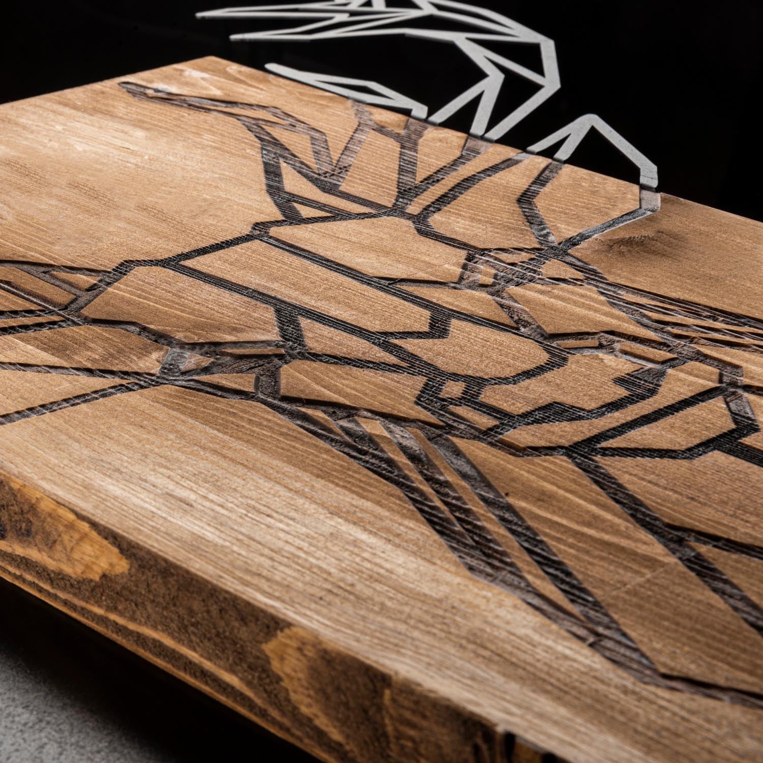 Verleihen Sie Ihrem Raum mit der Deer Wanddeko in Schwarznuss von Wallity einen eleganten Akzent. Ein zeitloses Kunstwerk für jedes Zuhause.