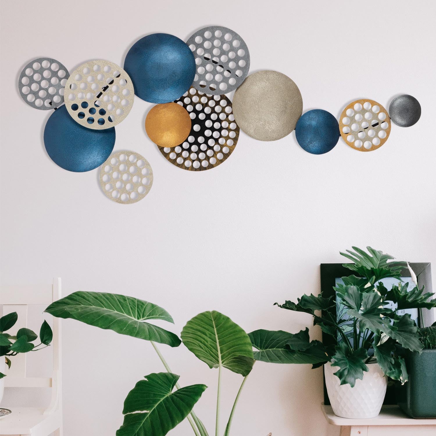 Entdecken Sie die Bronte Wanddeko von Wallity – ein elegantes Metallkunstwerk, das Ihrem Raum Stil und Raffinesse verleiht. Ideal für jedes Zuhause!