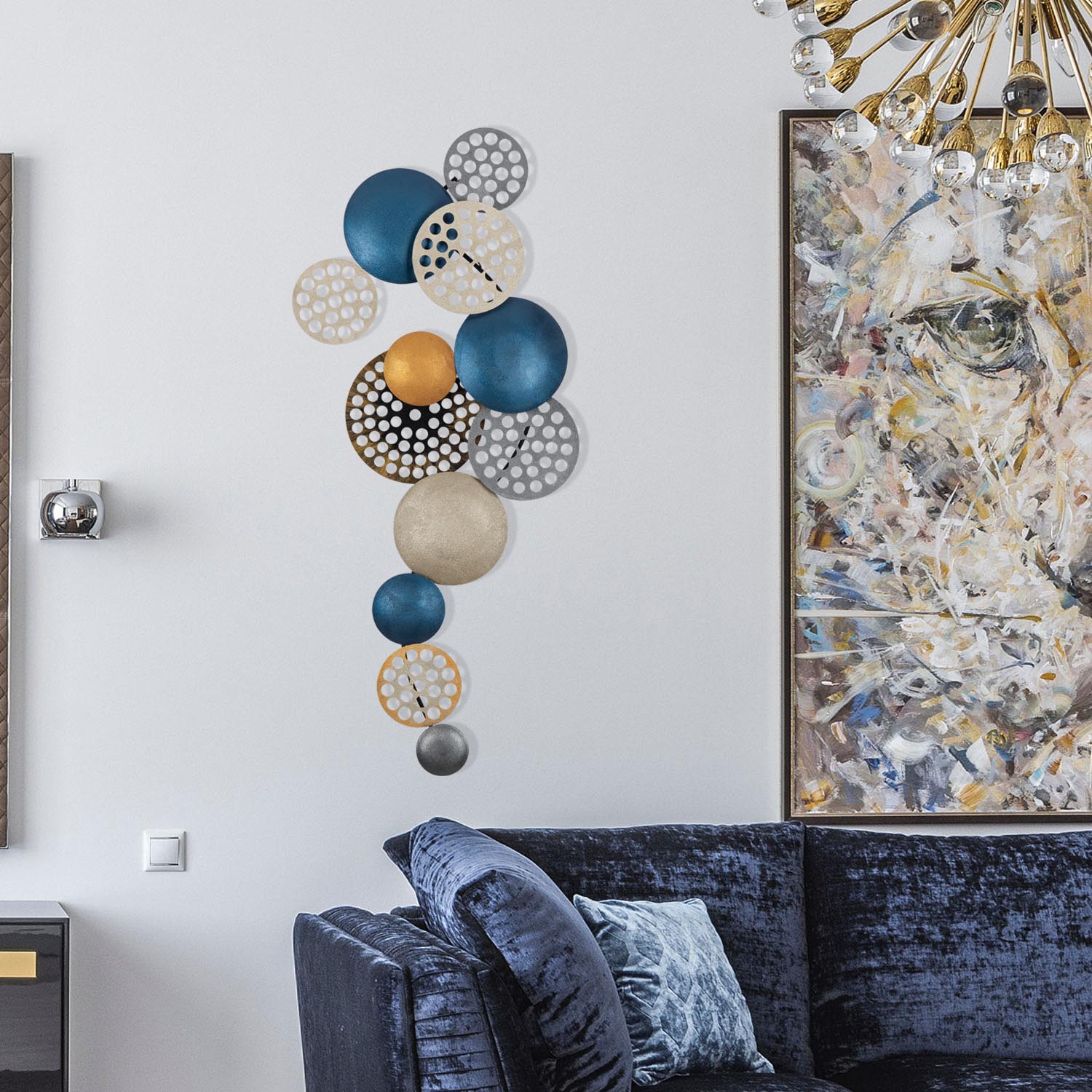 Verleihen Sie Ihrem Zuhause mit der Bronte Wanddeko von Wallity einen Hauch von Eleganz. Dieses kunstvolle Metallstück ist perfekt für stilvolle Akzente!