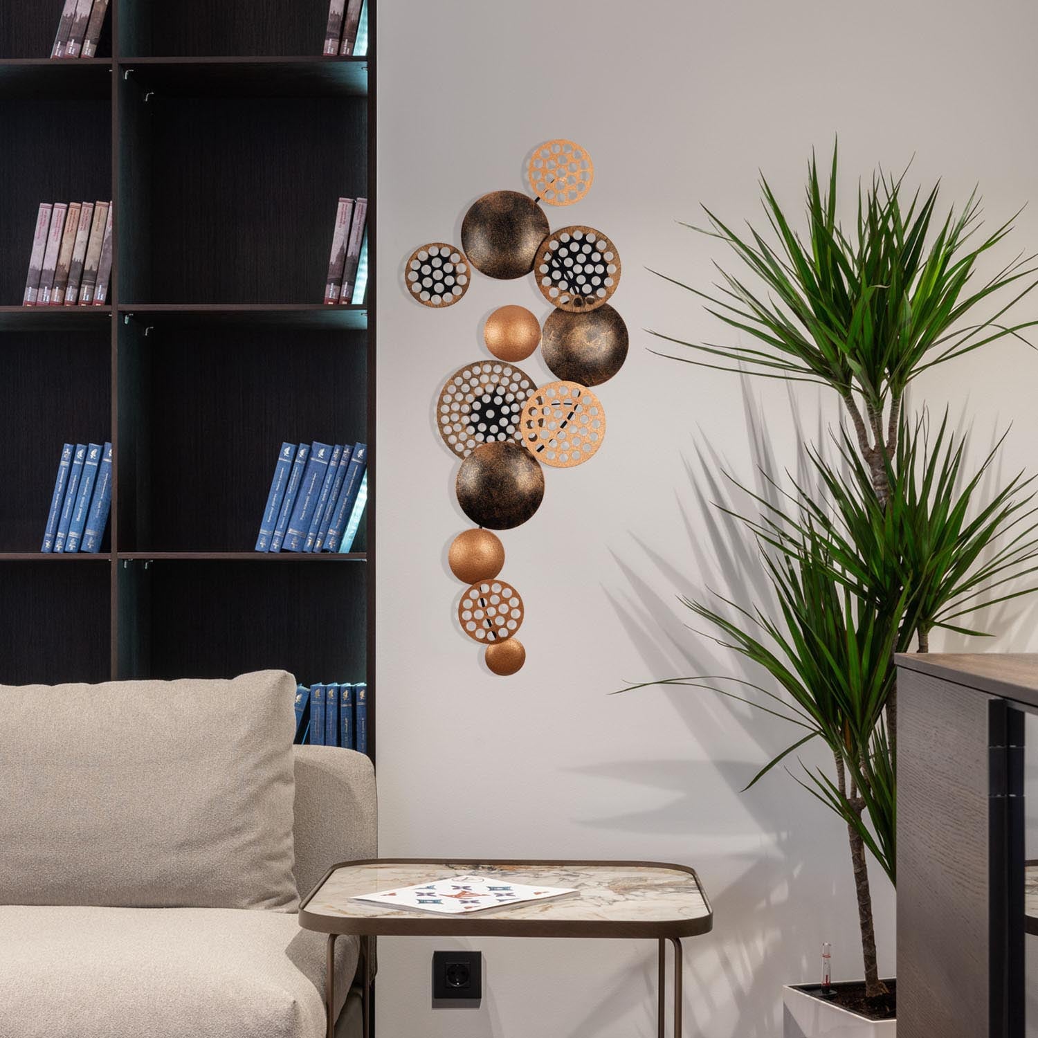 Verleihen Sie Ihrem Zuhause mit der mehrfarbigen Bronte Wanddeko von Wallity einen Hauch von Eleganz und zeitloser Schönheit.