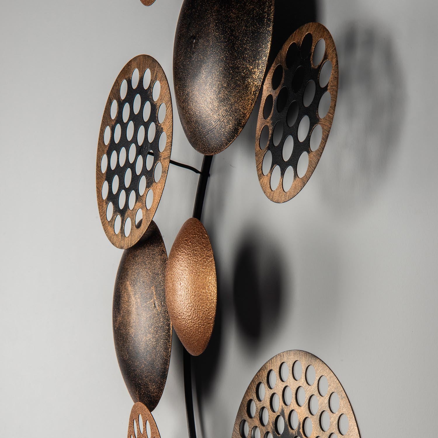 Gestalten Sie Ihre Wände neu mit der mehrfarbigen Bronte Wanddeko von Wallity – ein elegantes Metallkunstwerk, das jedem Raum Stil und Raffinesse verleiht.