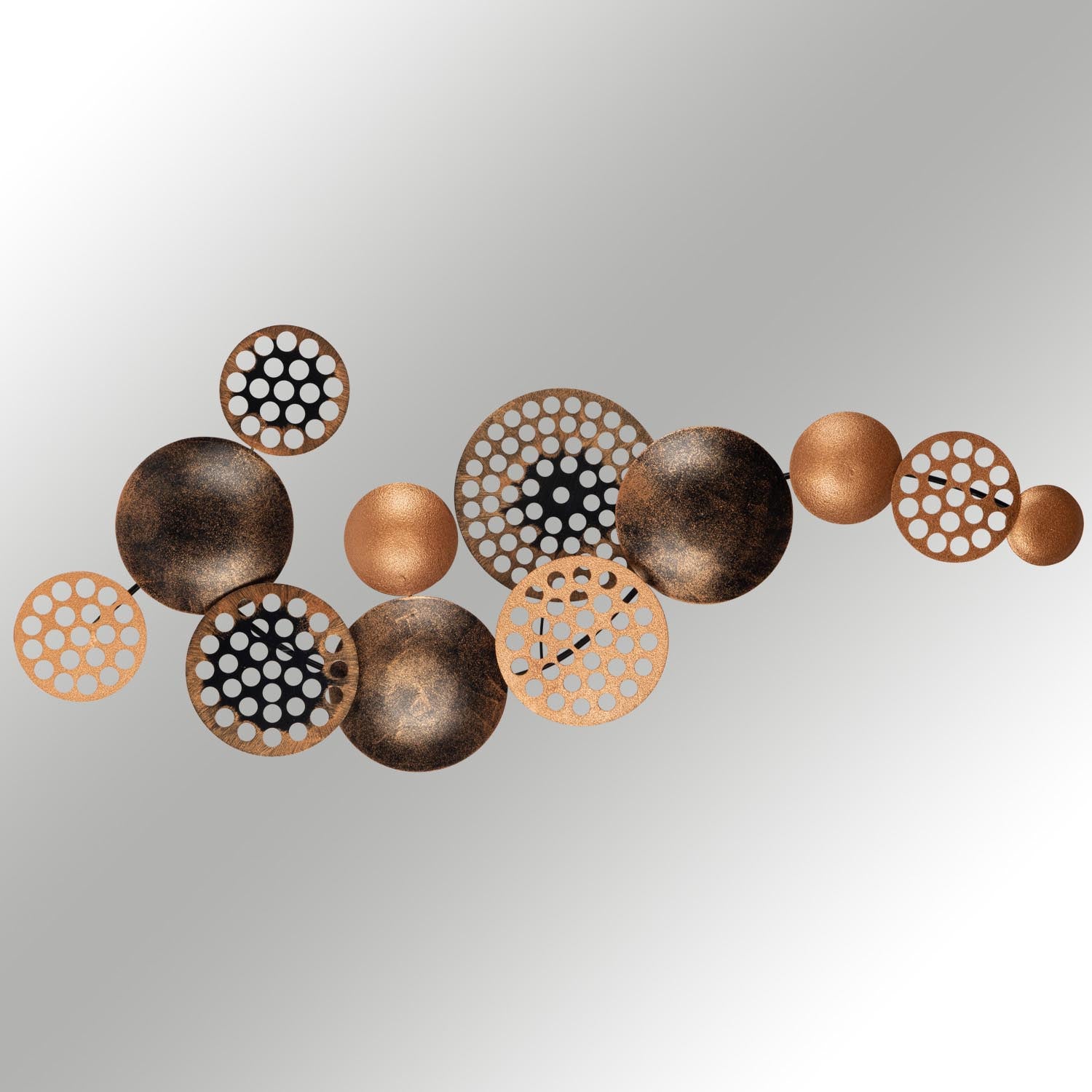 Verleihen Sie Ihrem Raum mit der mehrfarbigen Bronte Wanddeko von Wallity einen Hauch von Eleganz. Hochwertiges Metall und modernes Design machen es zum perfekten Blickfang.