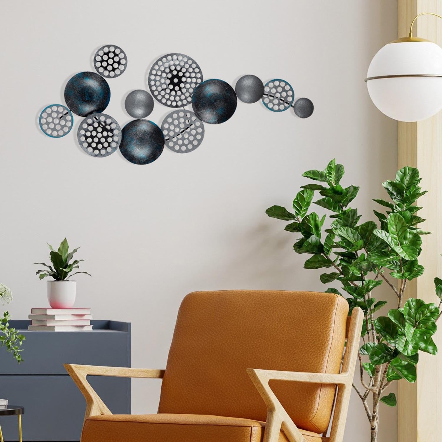 Entdecken Sie die Bronte Wanddeko von Wallity in Mehrfarbig – ein elegantes Metallkunstwerk, das jedem Raum Stil und Raffinesse verleiht.