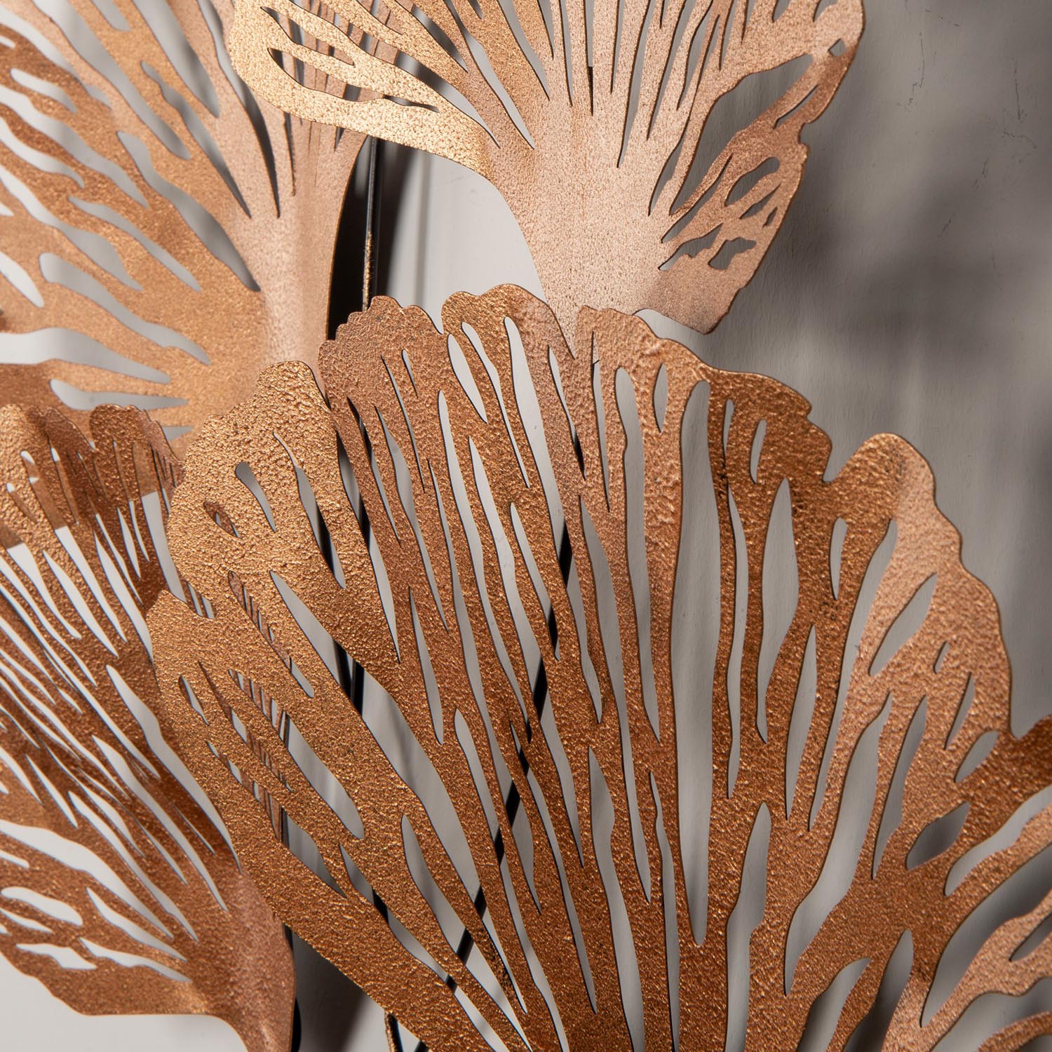 Verleihen Sie Ihrem Zuhause mit der mehrfarbigen Wanddeko Myth - CH110-3 von Wallity einen Hauch von Kunst und Eleganz. Ein zeitloses Metallstück!