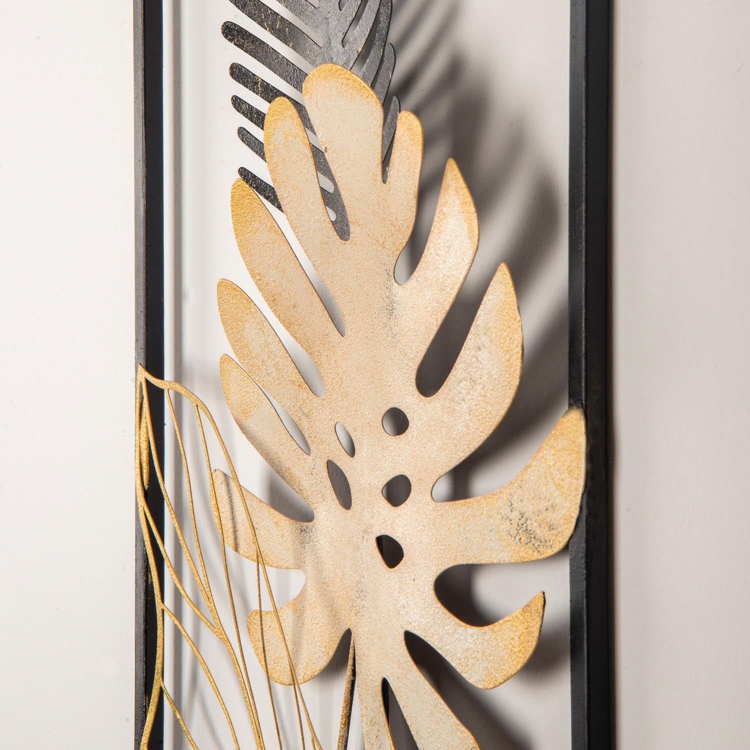 Entdecken Sie die Nazo Wanddeko von Wallity – ein elegantes, mehrfarbiges Metall-Accessoire, das jeden Raum stilvoll aufwertet!