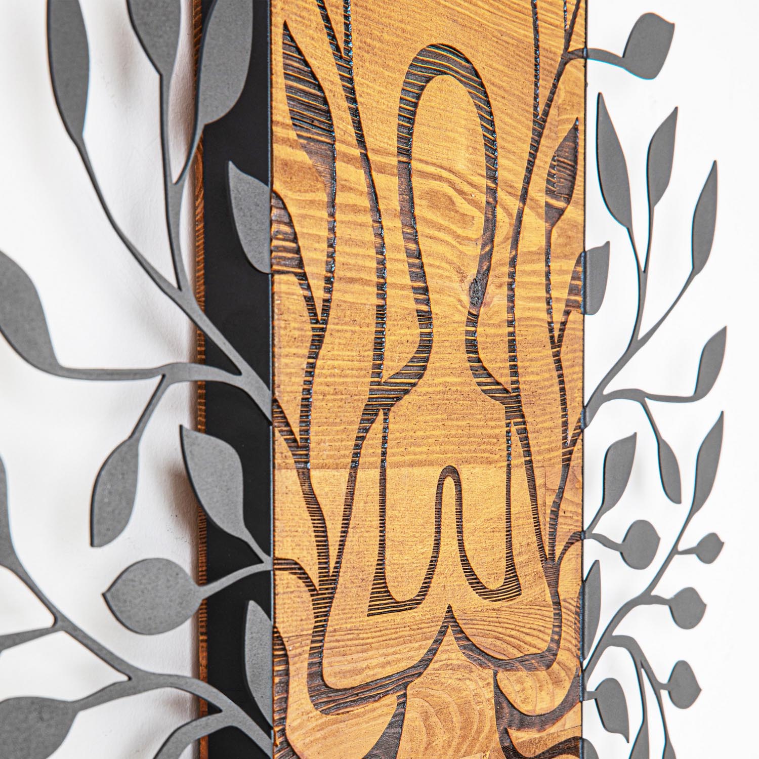 Entdecken Sie die stilvolle Wanddeko aus Schwarznuss von Wallity, die Ihrem Zuhause Eleganz und einen einzigartigen Akzent verleiht.