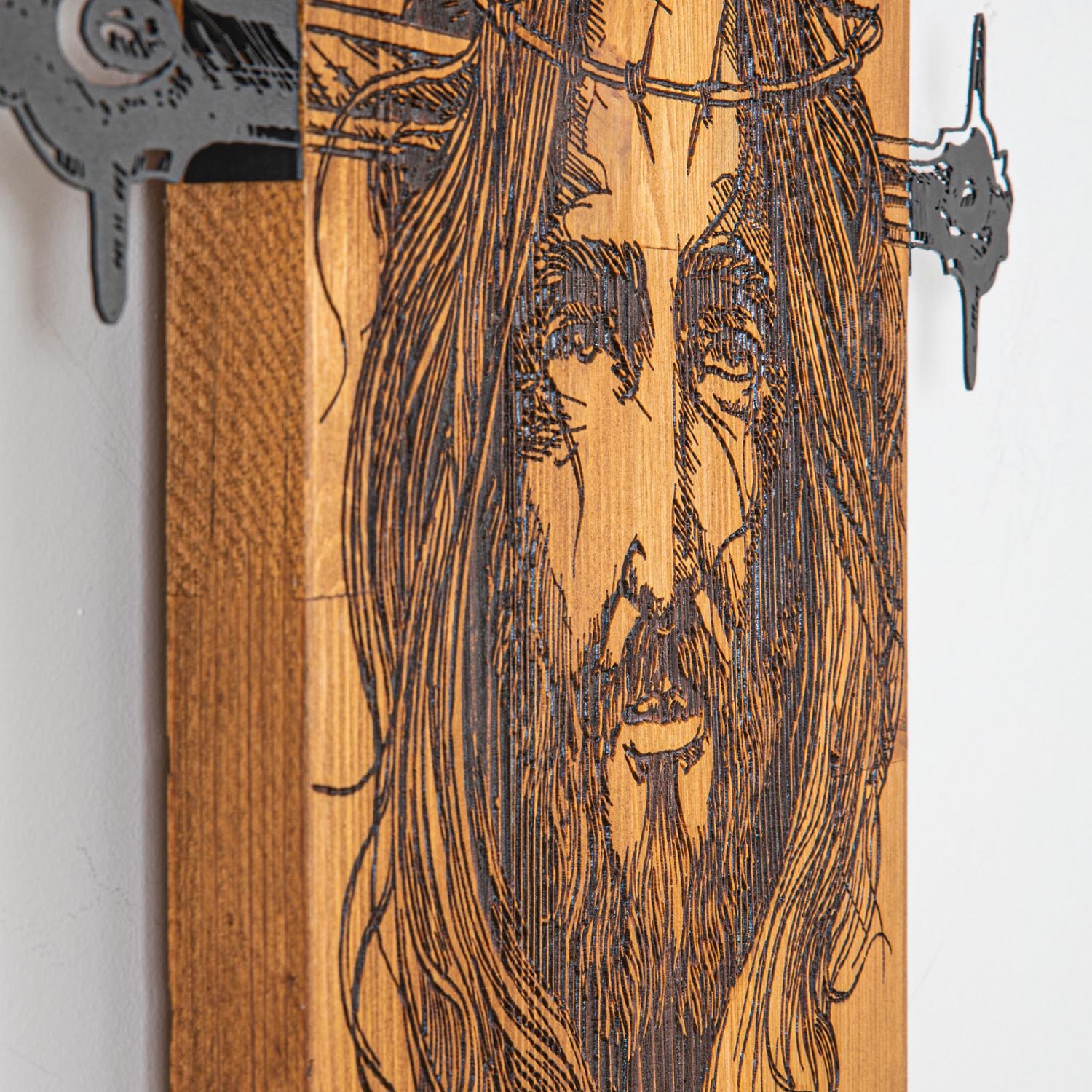 Entdecken Sie die zeitlose Schönheit der Culture Wanddeko aus Schwarznuss von Wallity – ein elegantes Holzaccessoire für Ihr Zuhause.