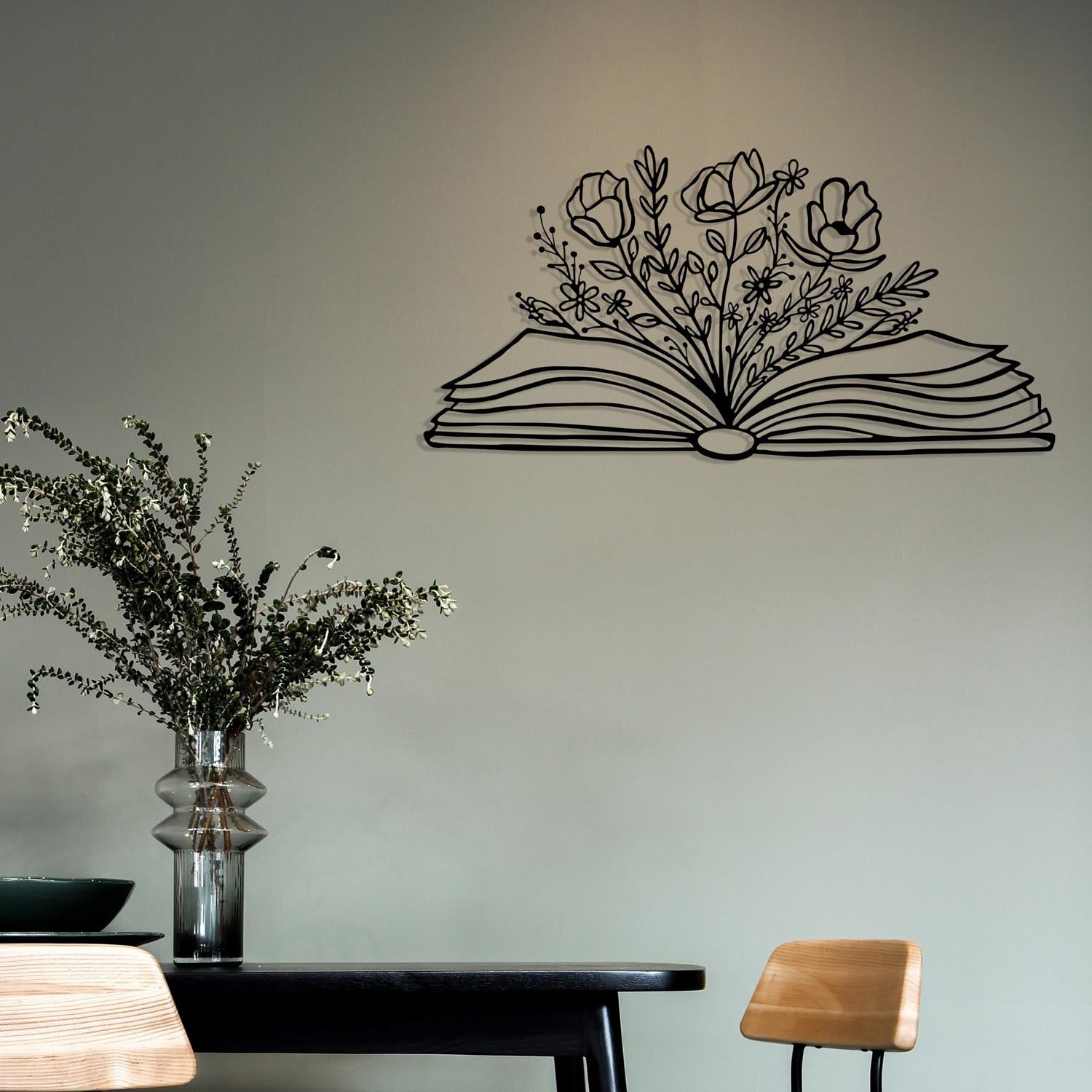 Verleihen Sie Ihrem Zuhause mit der eleganten Culture Flower Wanddeko in Schwarz von Wallity einen Hauch von Raffinesse und Stil. Ein zeitloses Metallstück für jeden Raum!