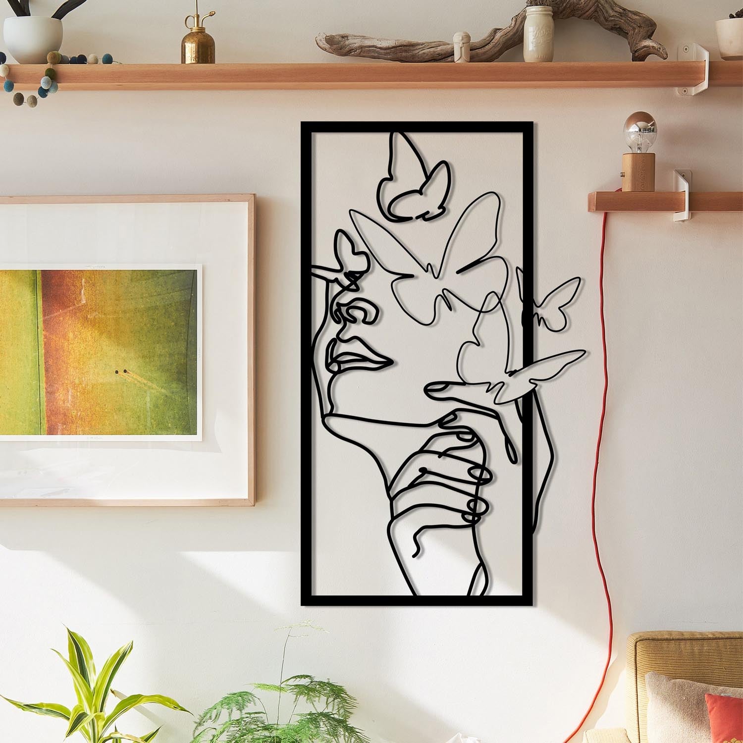 Entdecken Sie die elegante Butterfly Face Female Wanddeko in Schwarz von Wallity. Ein stilvolles Metallkunstwerk für jeden Raum!