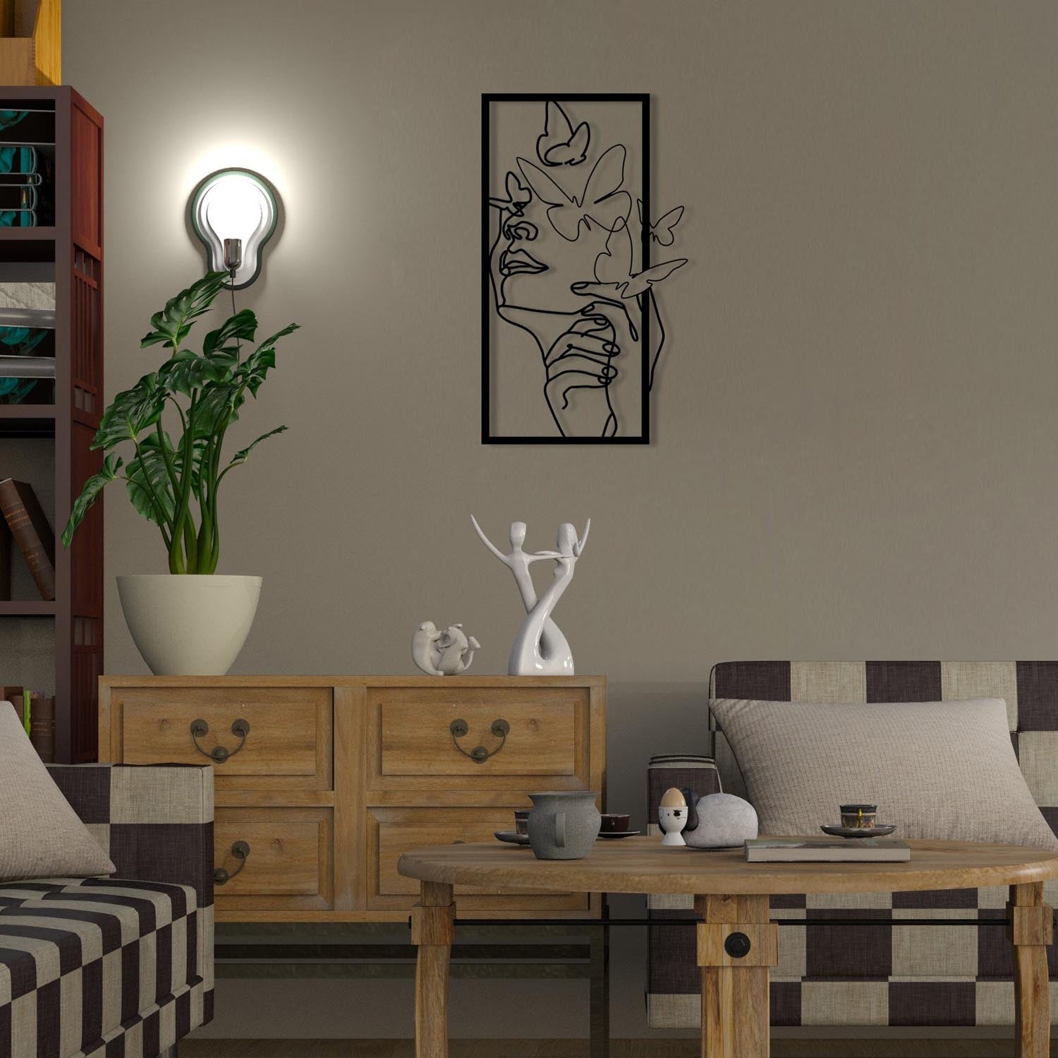 Entdecken Sie die Butterfly Face Female Wanddeko von Wallity in Schwarz – ein elegantes Metallkunstwerk, das jeden Raum stilvoll aufwertet.