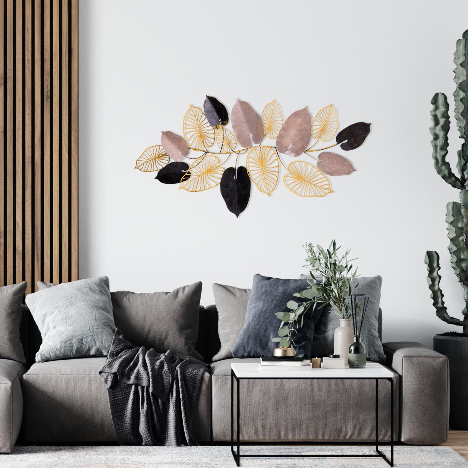 Entdecken Sie die Furize Wanddeko von Wallity – ein handgefertigtes, mehrfarbiges Metallkunstwerk, das jedem Raum Eleganz verleiht.