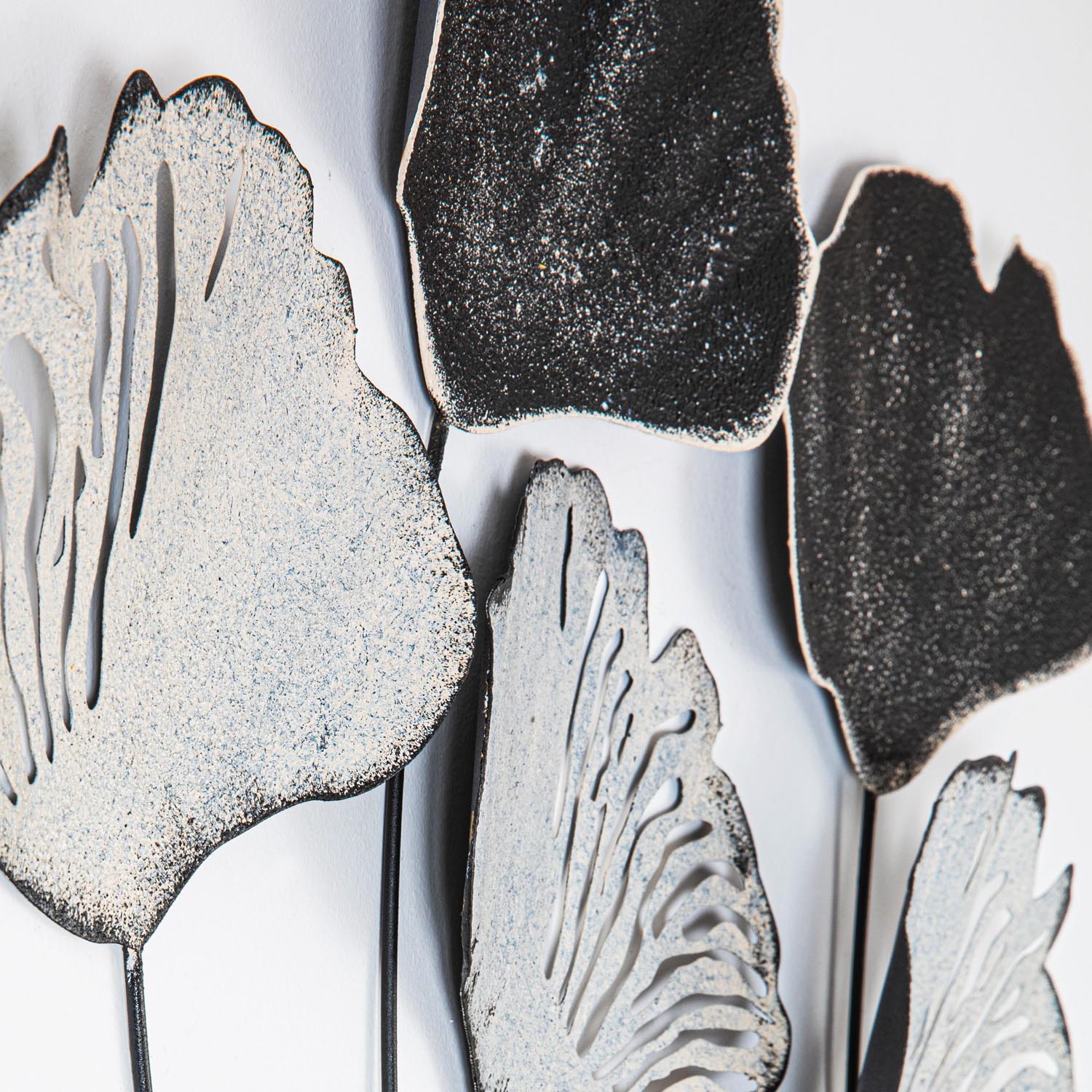 Verleihen Sie Ihrem Raum mit der Vuzuh 2 Wanddeko von Wallity einen Hauch von Eleganz. Dieses kunstvolle, mehrfarbige Metallaccessoire ist robust und stilvoll.