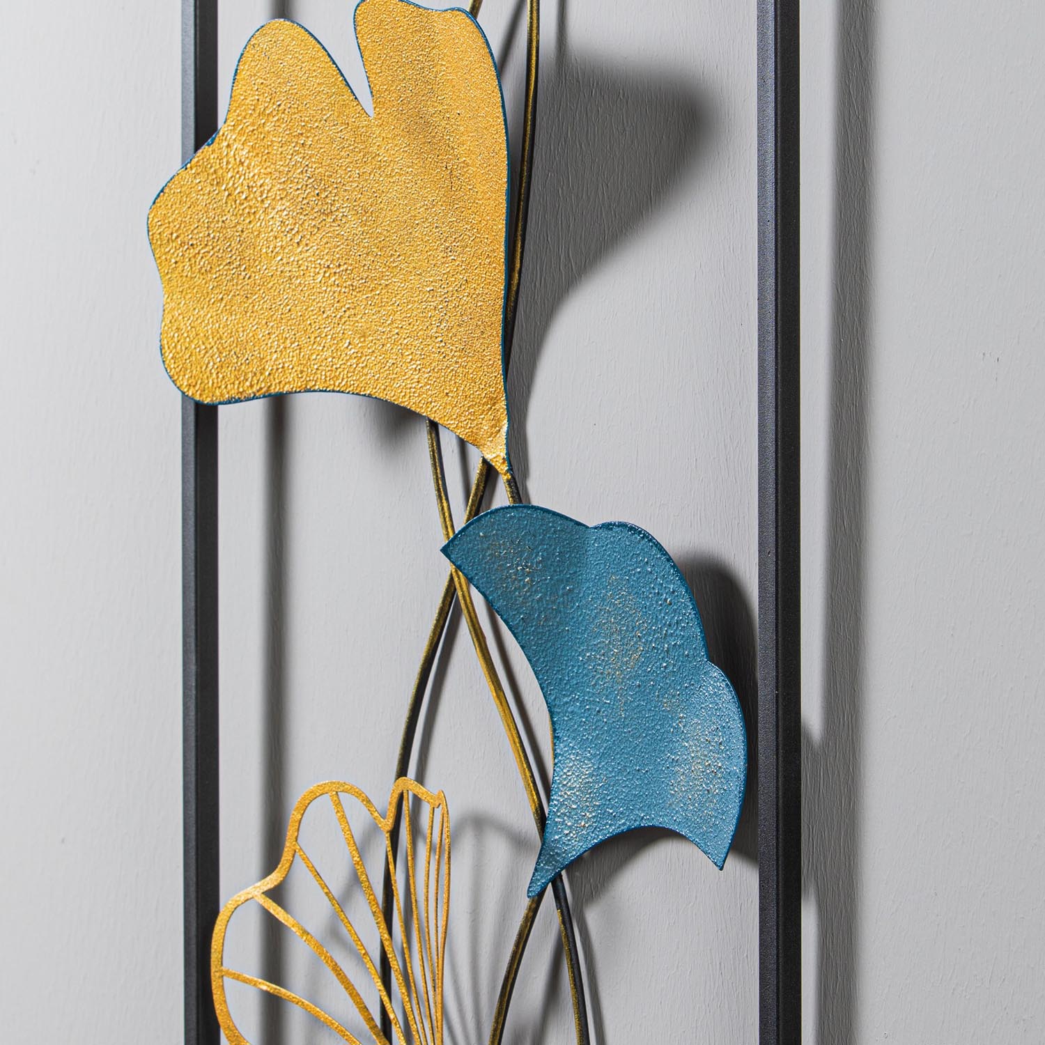 Verleihen Sie Ihrem Zuhause mit der Nadide Wanddeko von Wallity einen Hauch von Eleganz. Dieses mehrfarbige Metall-Accessoire ist perfekt für jeden Raum.