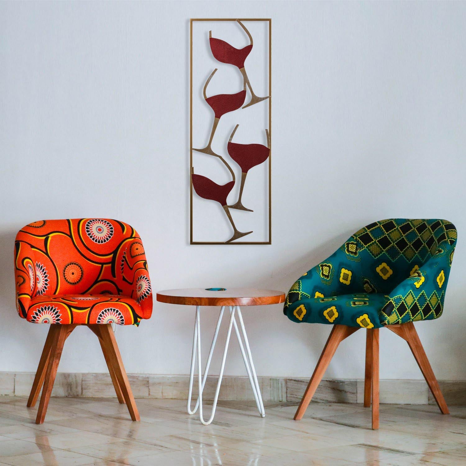 Verleihen Sie Ihrem Raum mit der mehrfarbigen Wanddeko "Wine - 2" von Wallity einen Hauch von Eleganz. Hochwertiges Metall-Accessoire für kreative Gestaltung!