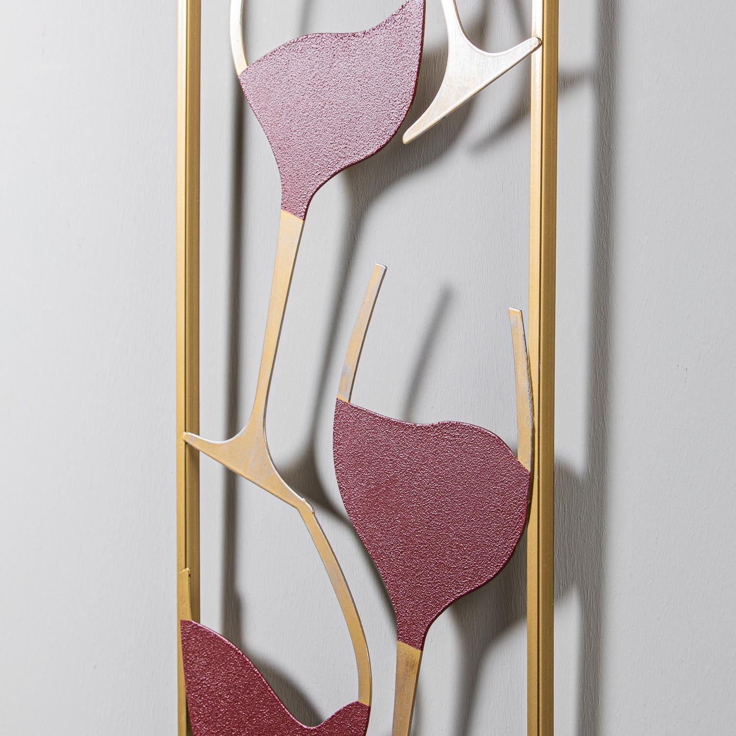 Gestalten Sie Ihr Zuhause mit der mehrfarbigen Wanddeko "Wine - 2" von Wallity neu. Elegantes Metall-Design für stilvolle Akzente!