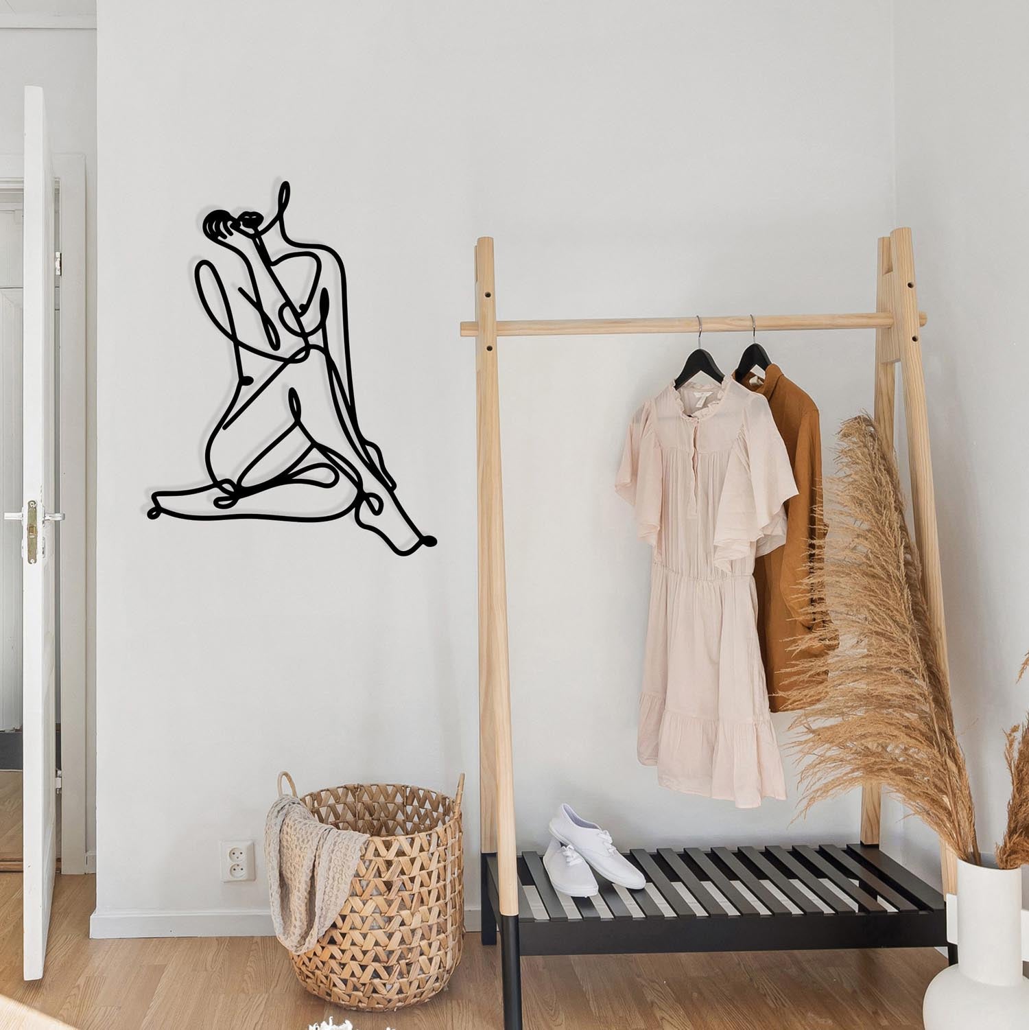 Verleihen Sie Ihrem Zuhause mit der Eve Wanddeko in Schwarz von Wallity einen Hauch von Eleganz. Dieses moderne Metall-Accessoire ist perfekt für jeden Raum.