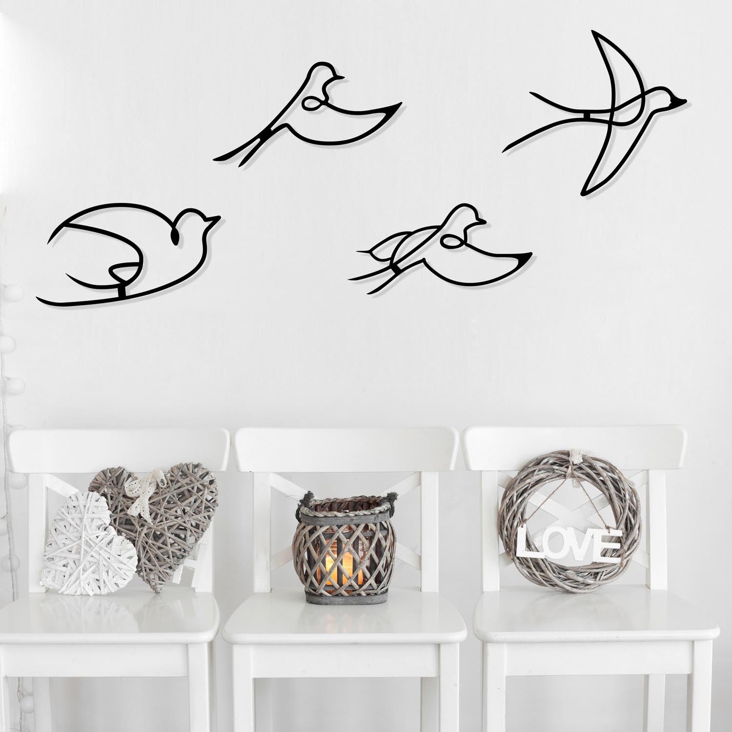 Entdecken Sie die elegante Hope Wanddeko in Schwarz von Wallity. Ein stilvolles Metallkunstwerk, das Ihre Wände zum Leben erweckt.