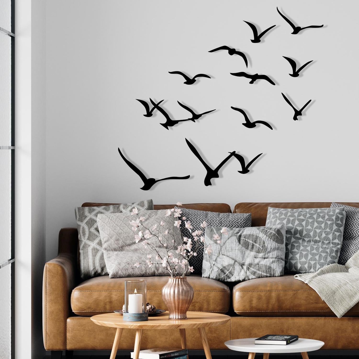 Verleihen Sie Ihrem Raum mit der Migration Wanddeko von Wallity einen Hauch von Eleganz. 11 kunstvolle Vogel-Designs aus langlebigem Metall in edlem Schwarz.